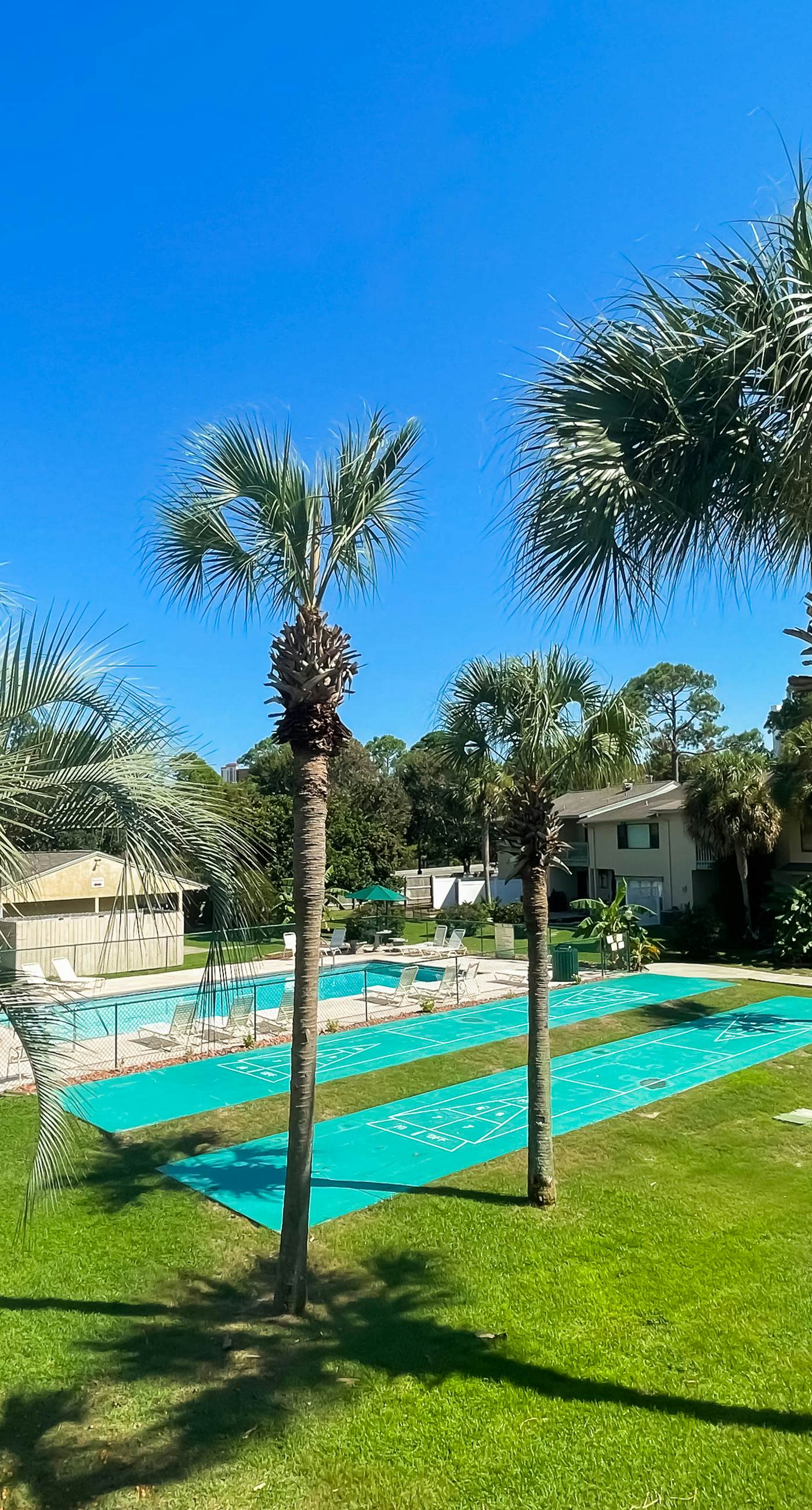 Dog-friendly townhome with beach access, pool, tennis, gym, W/D, & central AC