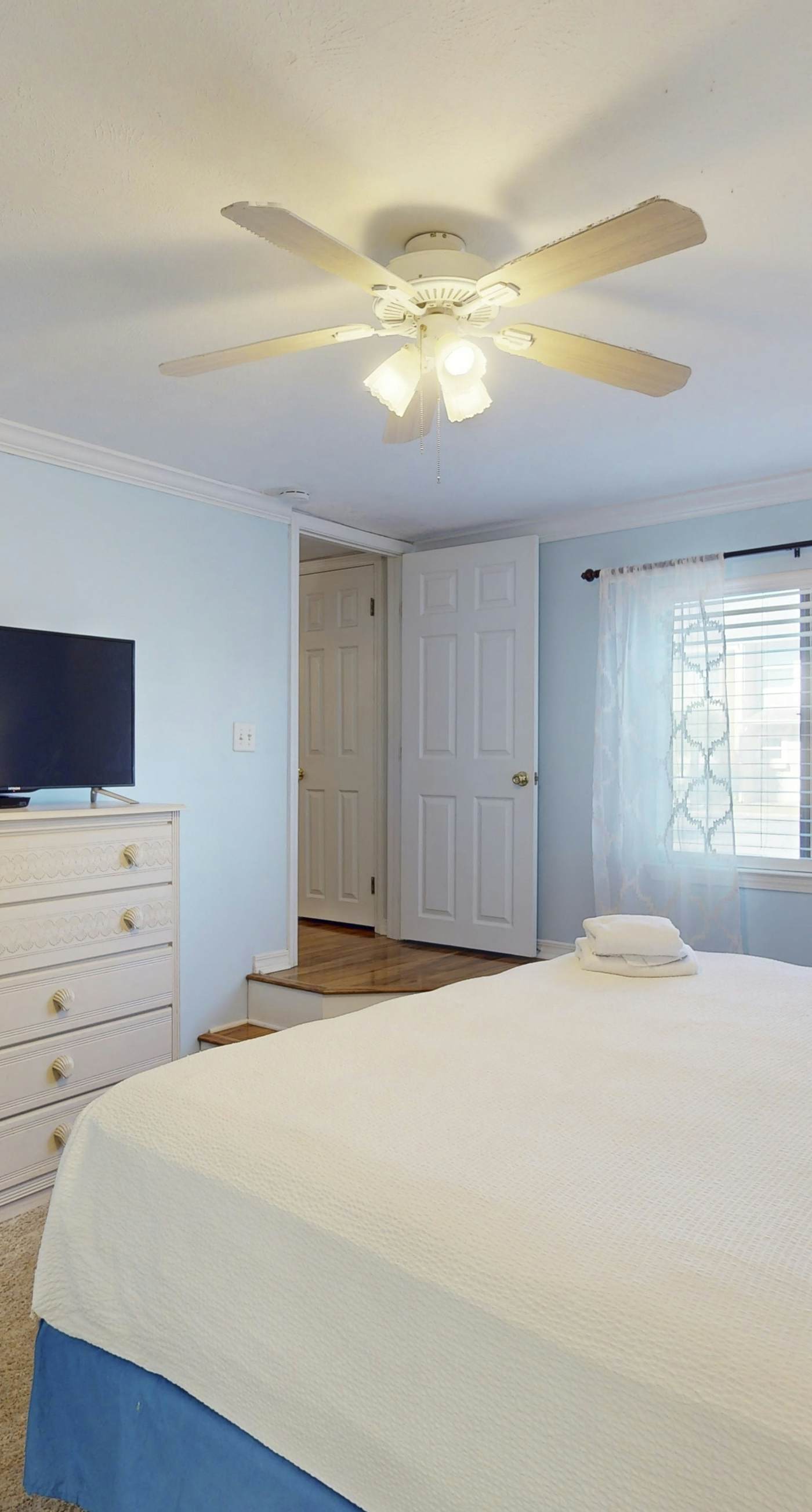 Dog-friendly townhome with beach access, pool, tennis, gym, W/D, & central AC