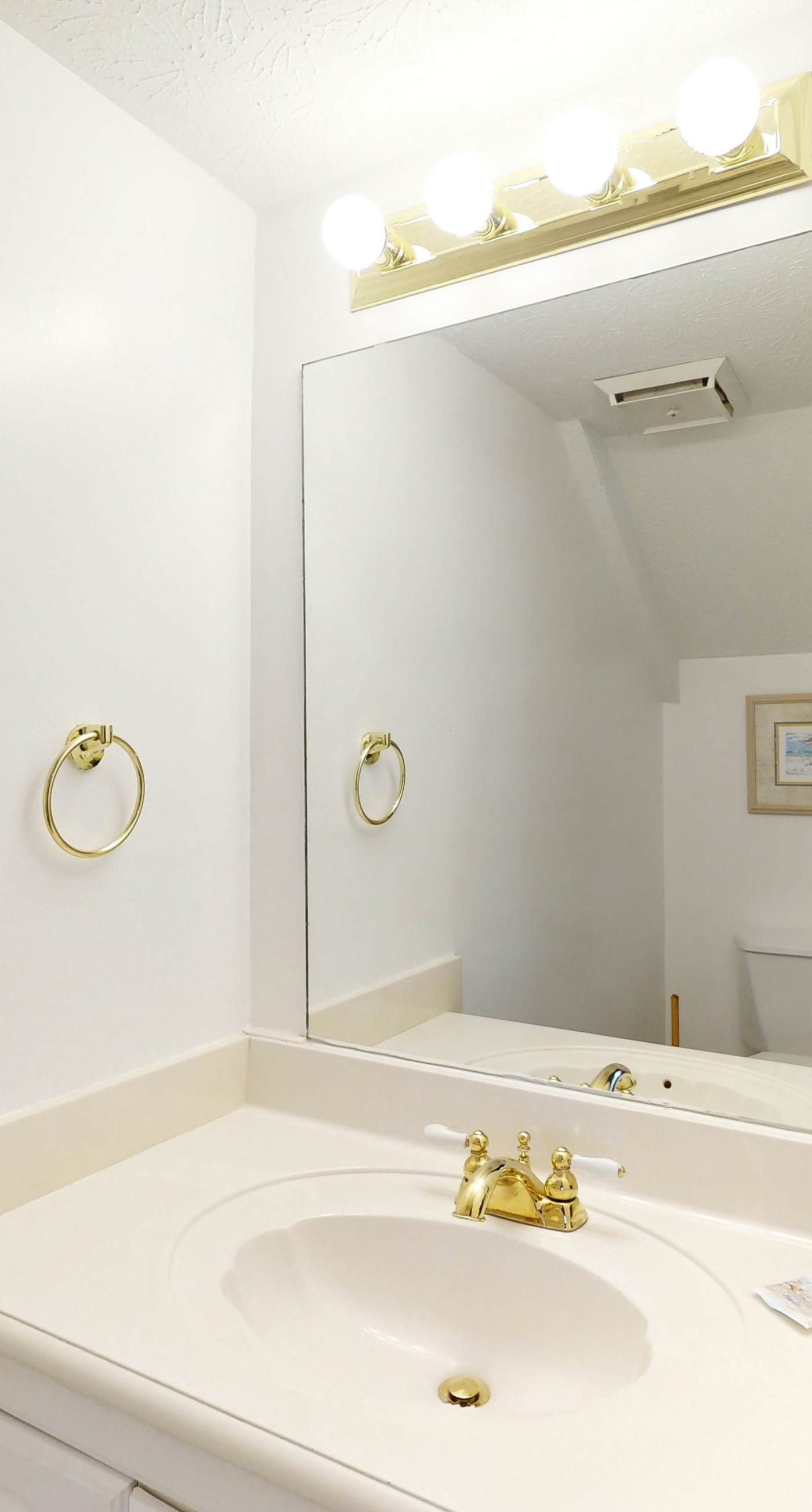 Dog-friendly townhome with beach access, pool, tennis, gym, W/D, & central AC