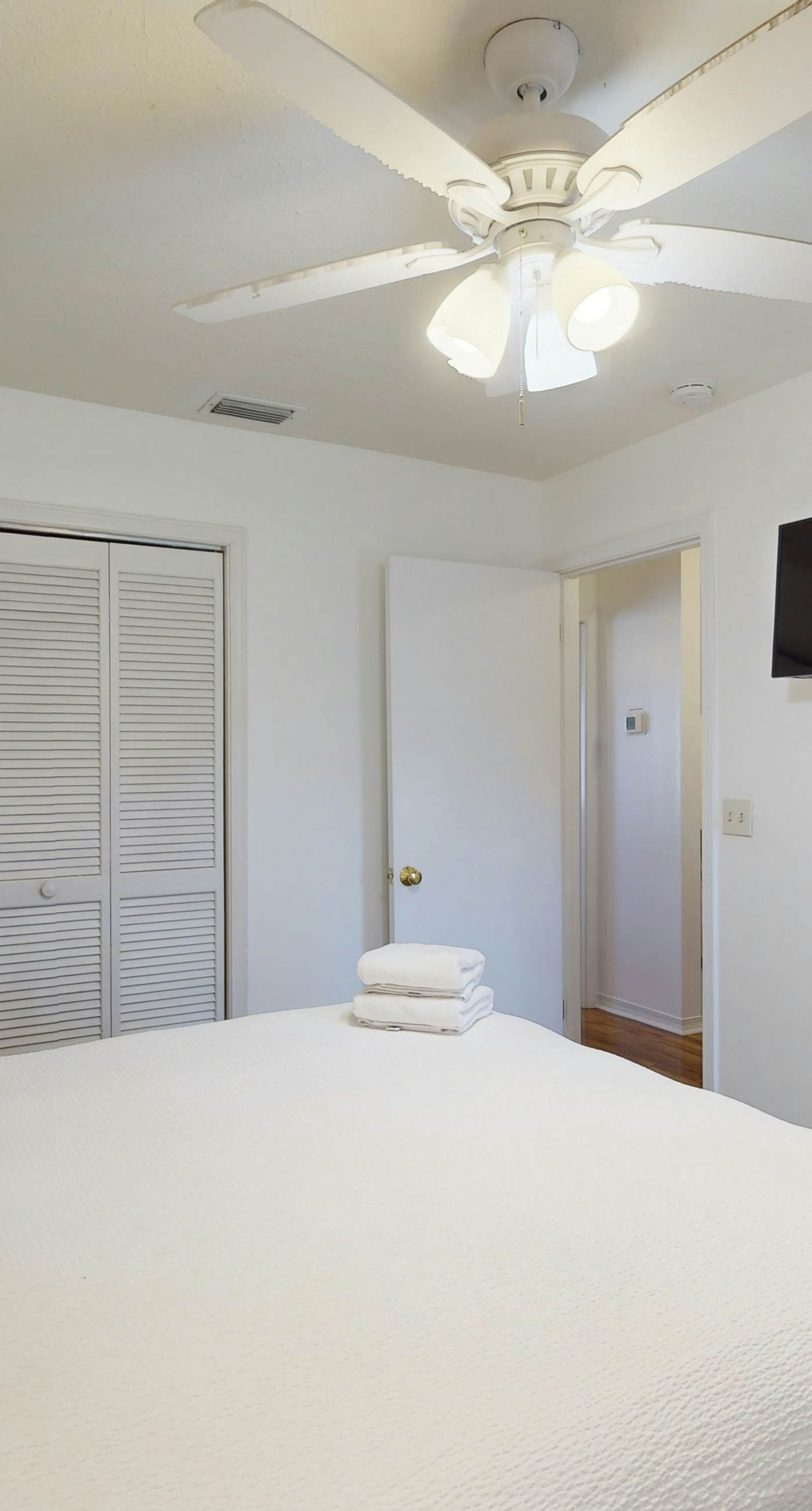 Dog-friendly townhome with beach access, pool, tennis, gym, W/D, & central AC