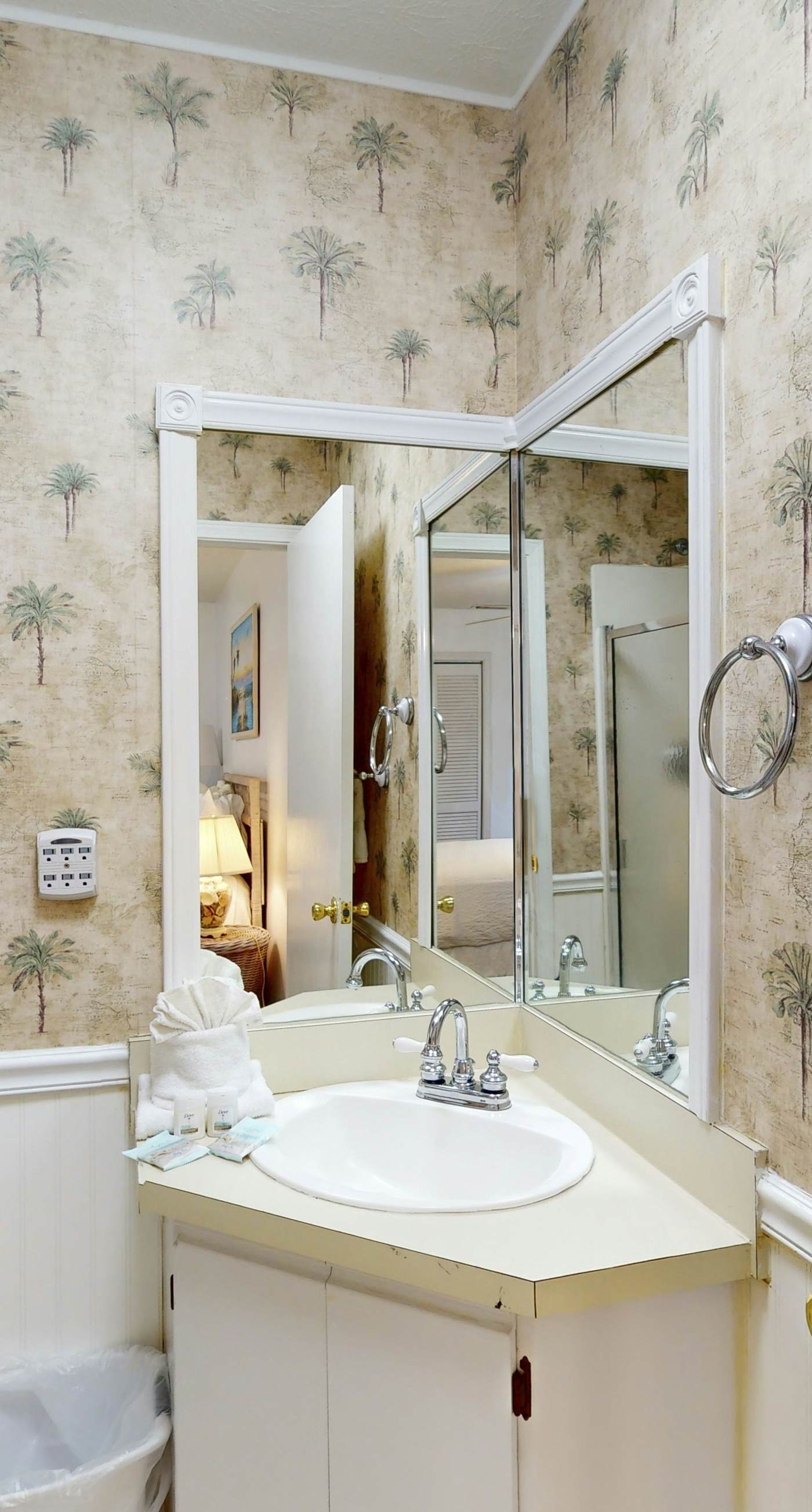 Dog-friendly townhome with beach access, pool, tennis, gym, W/D, & central AC