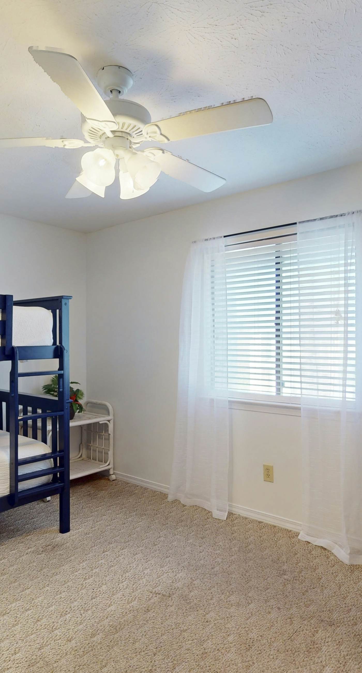 Dog-friendly townhome with beach access, pool, tennis, gym, W/D, & central AC