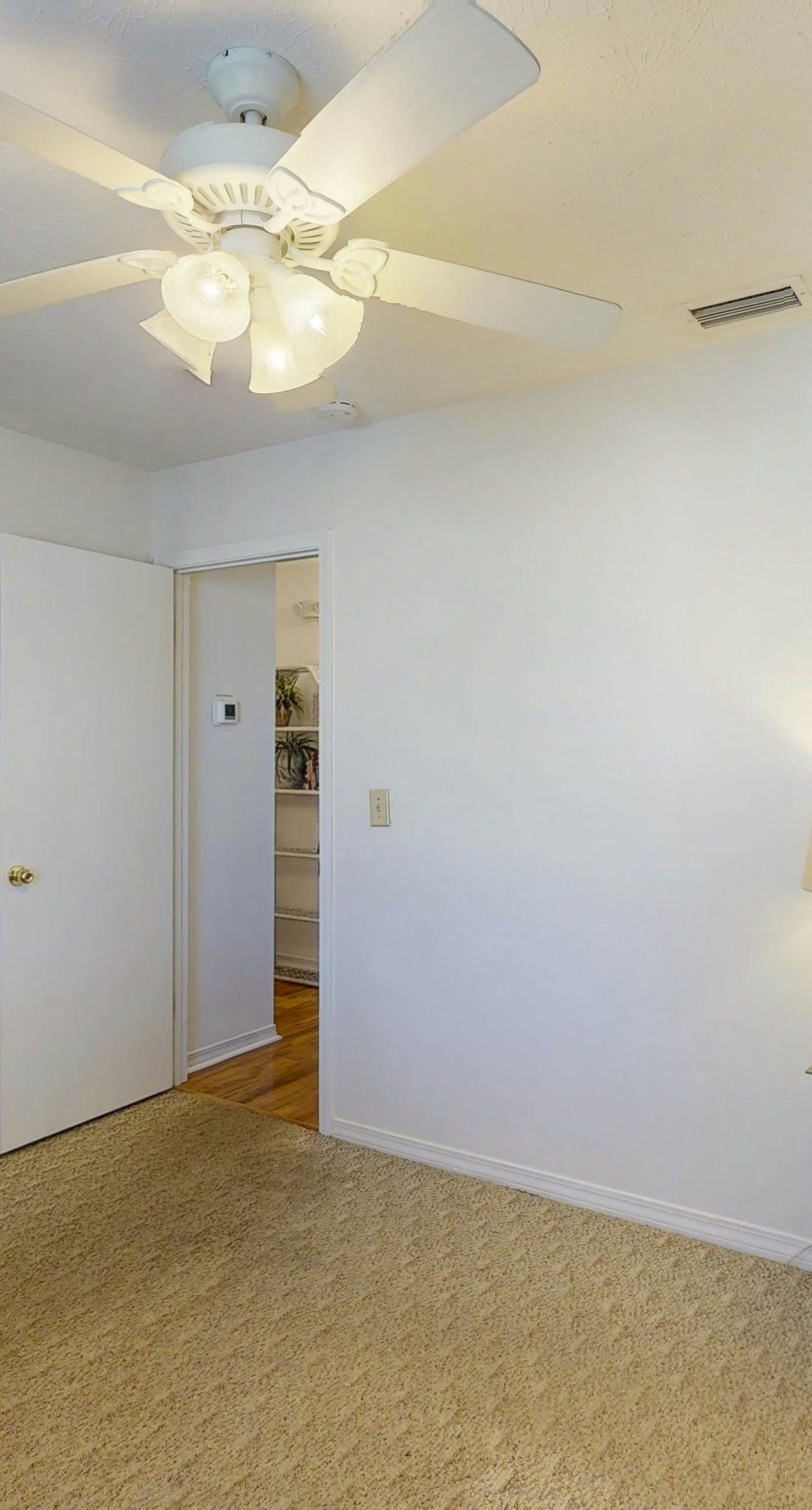 Dog-friendly townhome with beach access, pool, tennis, gym, W/D, & central AC