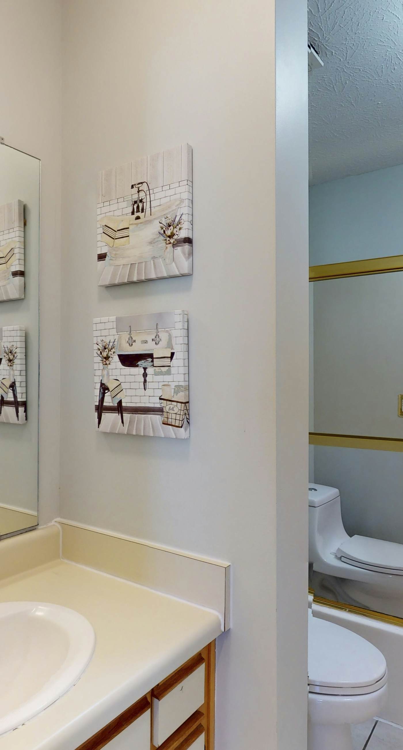 Dog-friendly townhome with beach access, pool, tennis, gym, W/D, & central AC