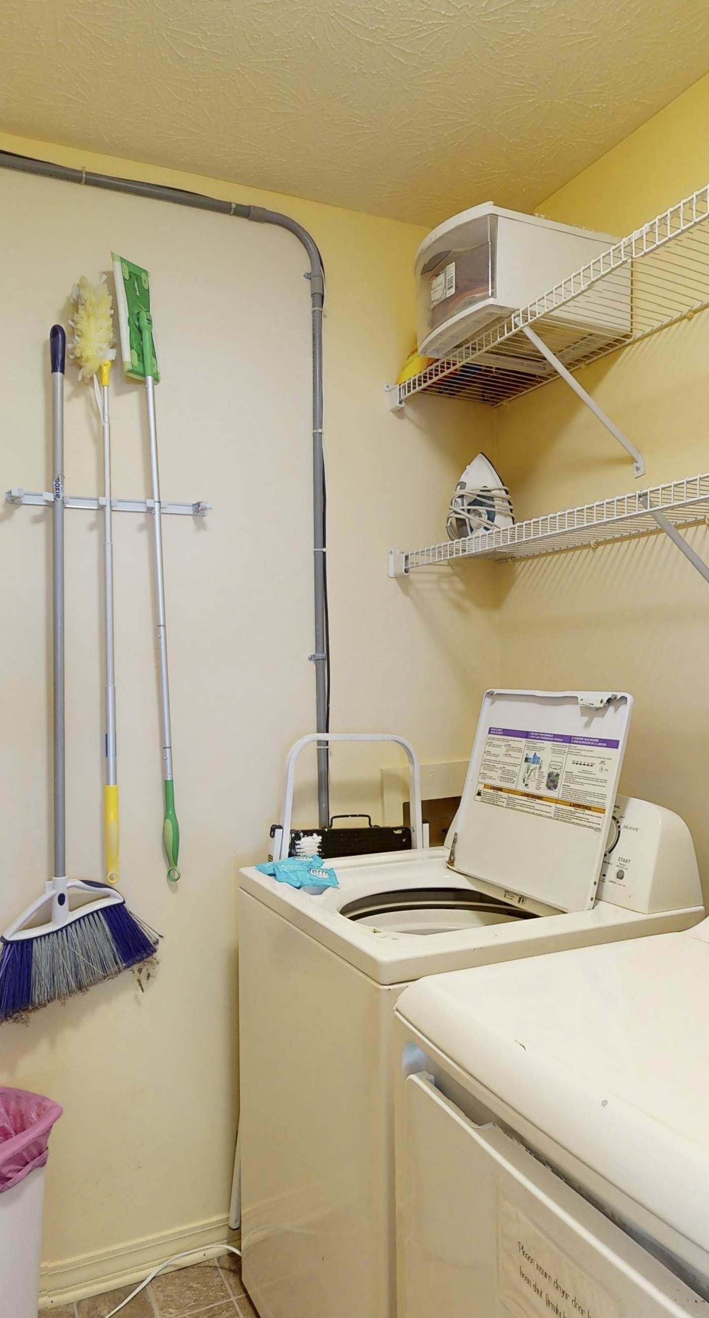 Dog-friendly townhome with beach access, pool, tennis, gym, W/D, & central AC