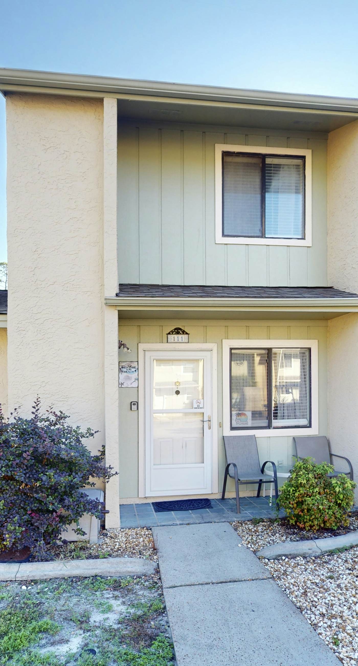 Dog-friendly townhome with beach access, pool, tennis, gym, W/D, & central AC