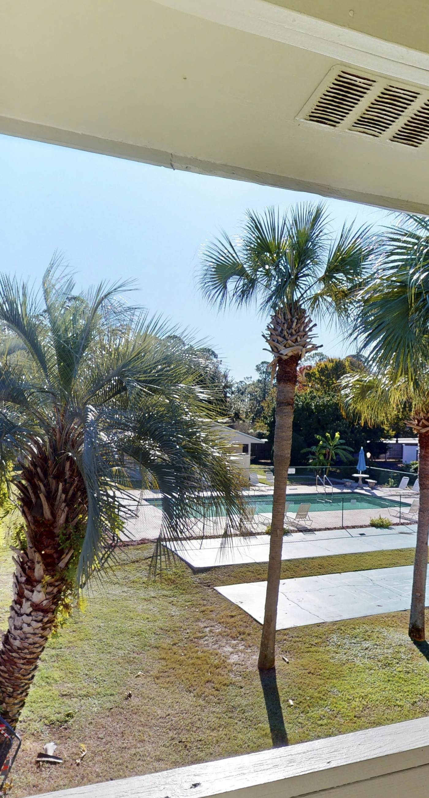 Dog-friendly townhome with beach access, pool, tennis, gym, W/D, & central AC