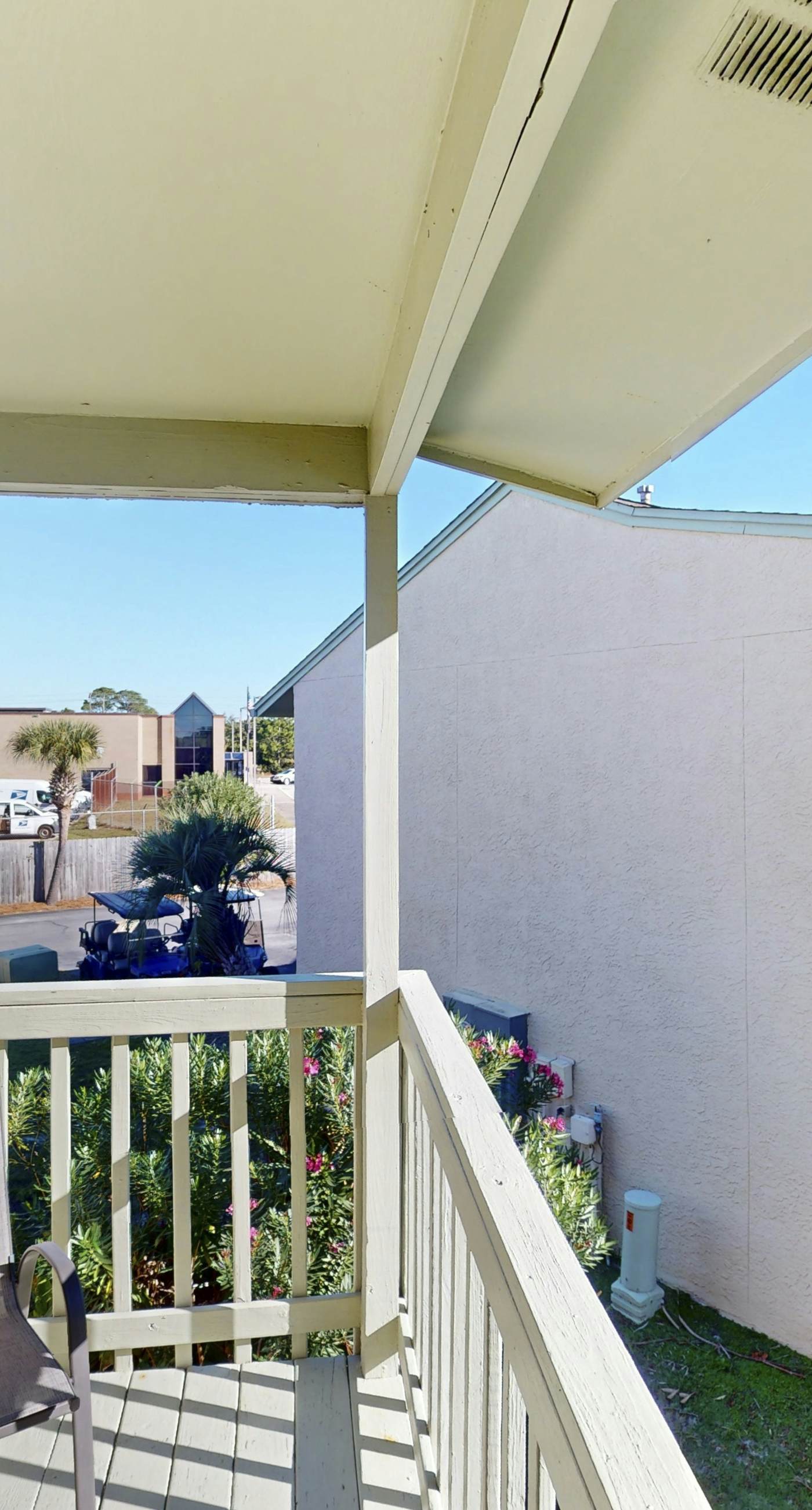 Dog-friendly townhome with beach access, pool, tennis, gym, W/D, & central AC