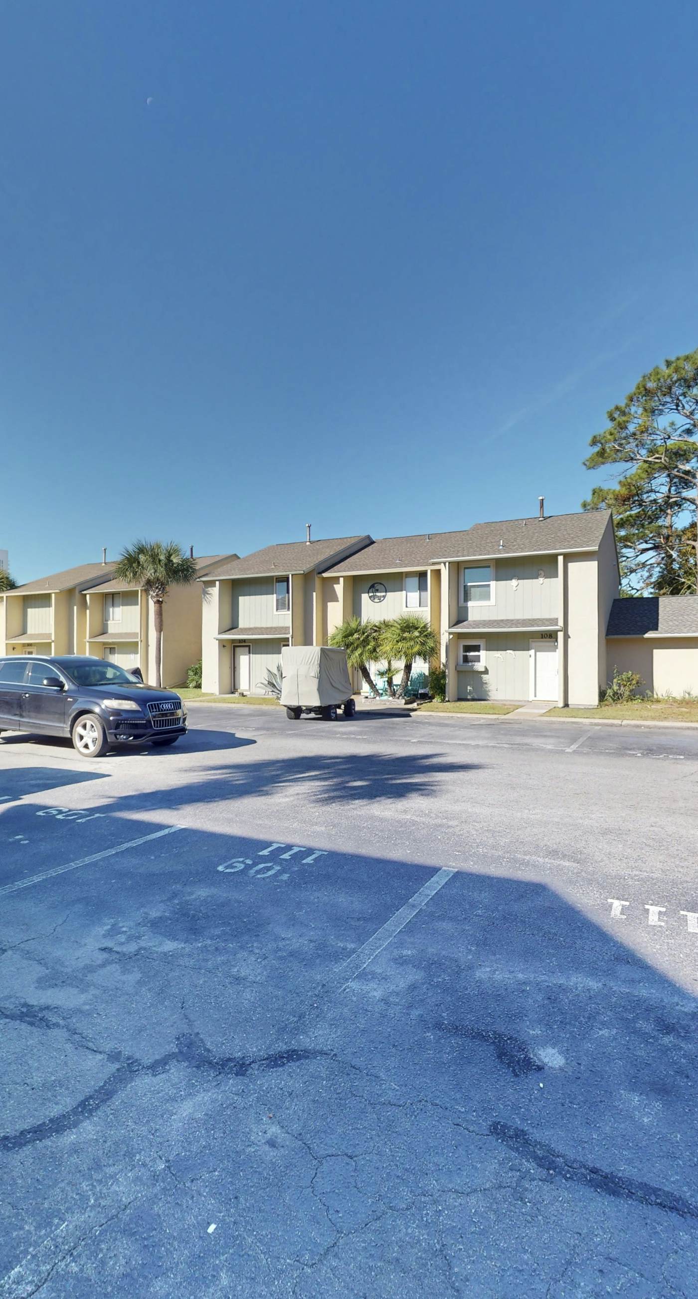 Dog-friendly townhome with beach access, pool, tennis, gym, W/D, & central AC