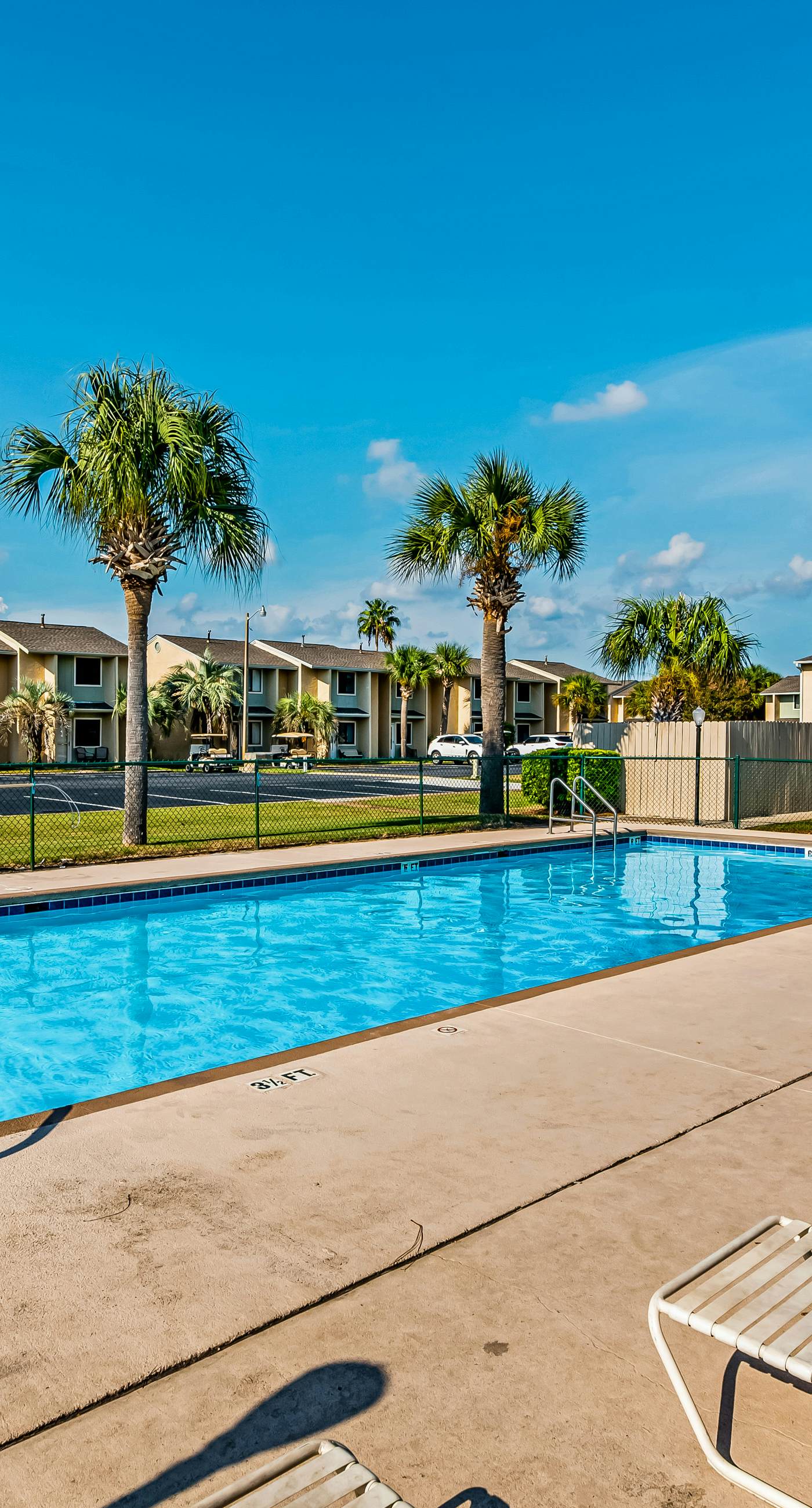 Dog-friendly townhome with beach access, pool, tennis, gym, W/D, & central AC