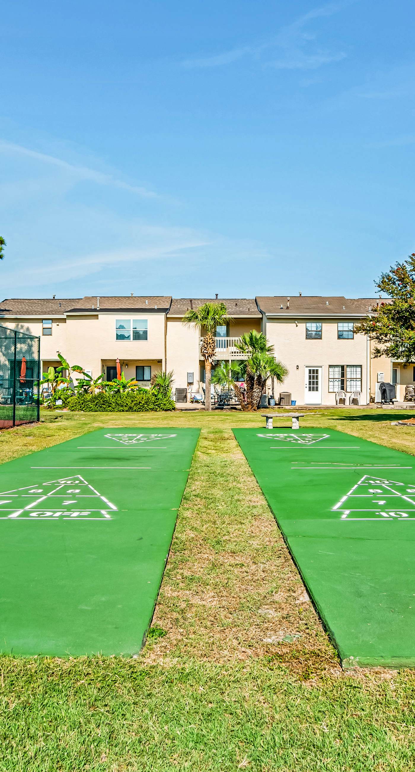 Dog-friendly townhome with beach access, pool, tennis, gym, W/D, & central AC