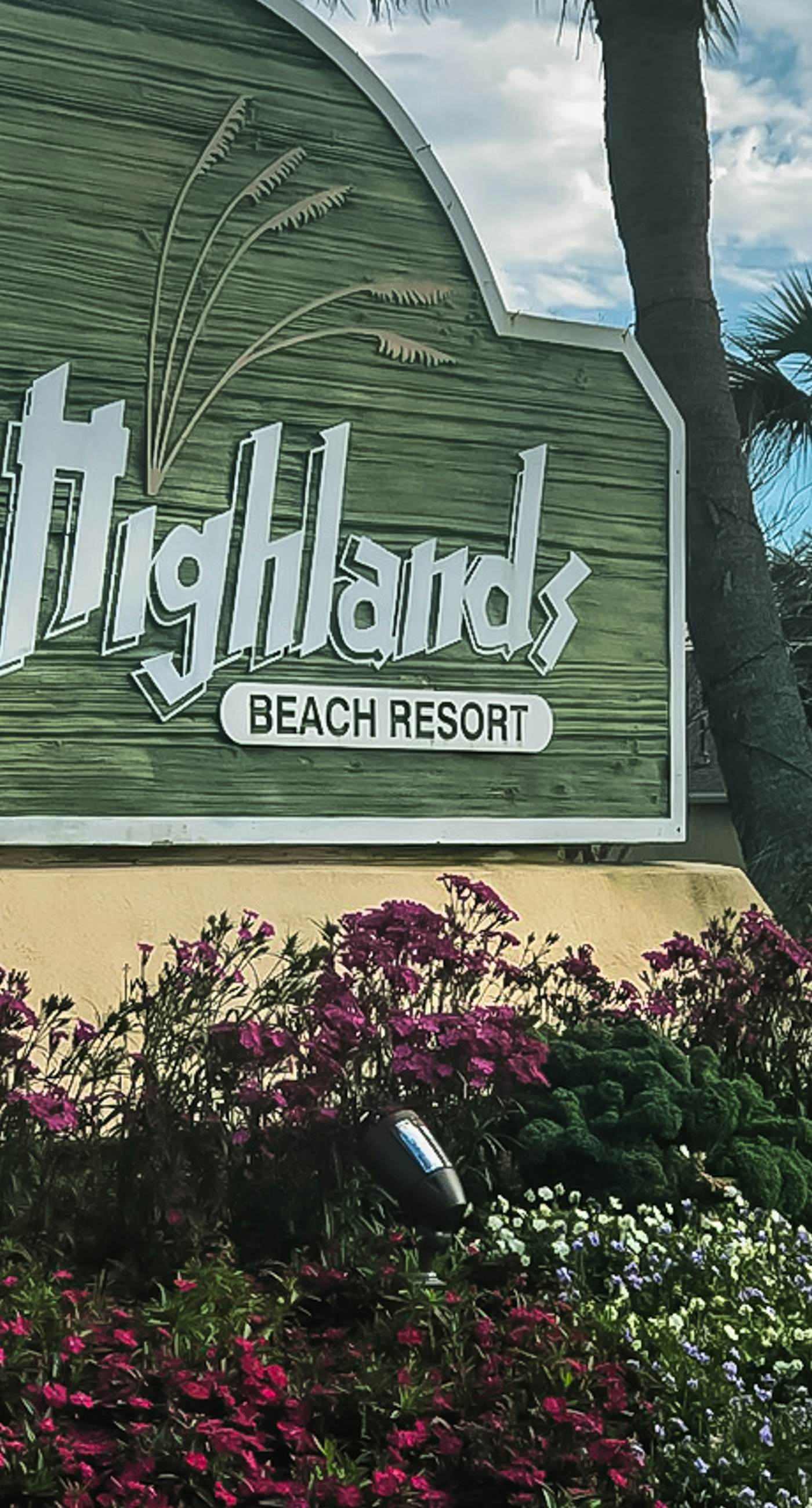 Dog-friendly townhome with beach access, pool, tennis, gym, W/D, & central AC