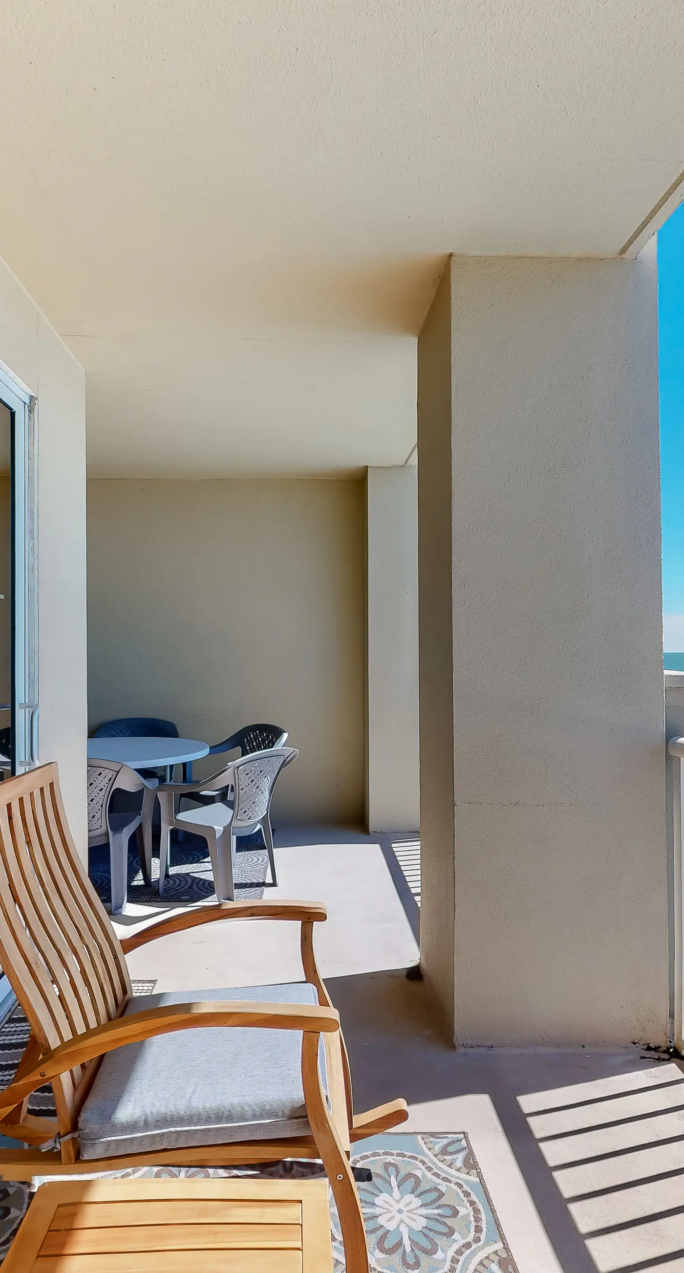 Fifth-floor beachfront condo with furnished balcony, pools, hot tub & grills