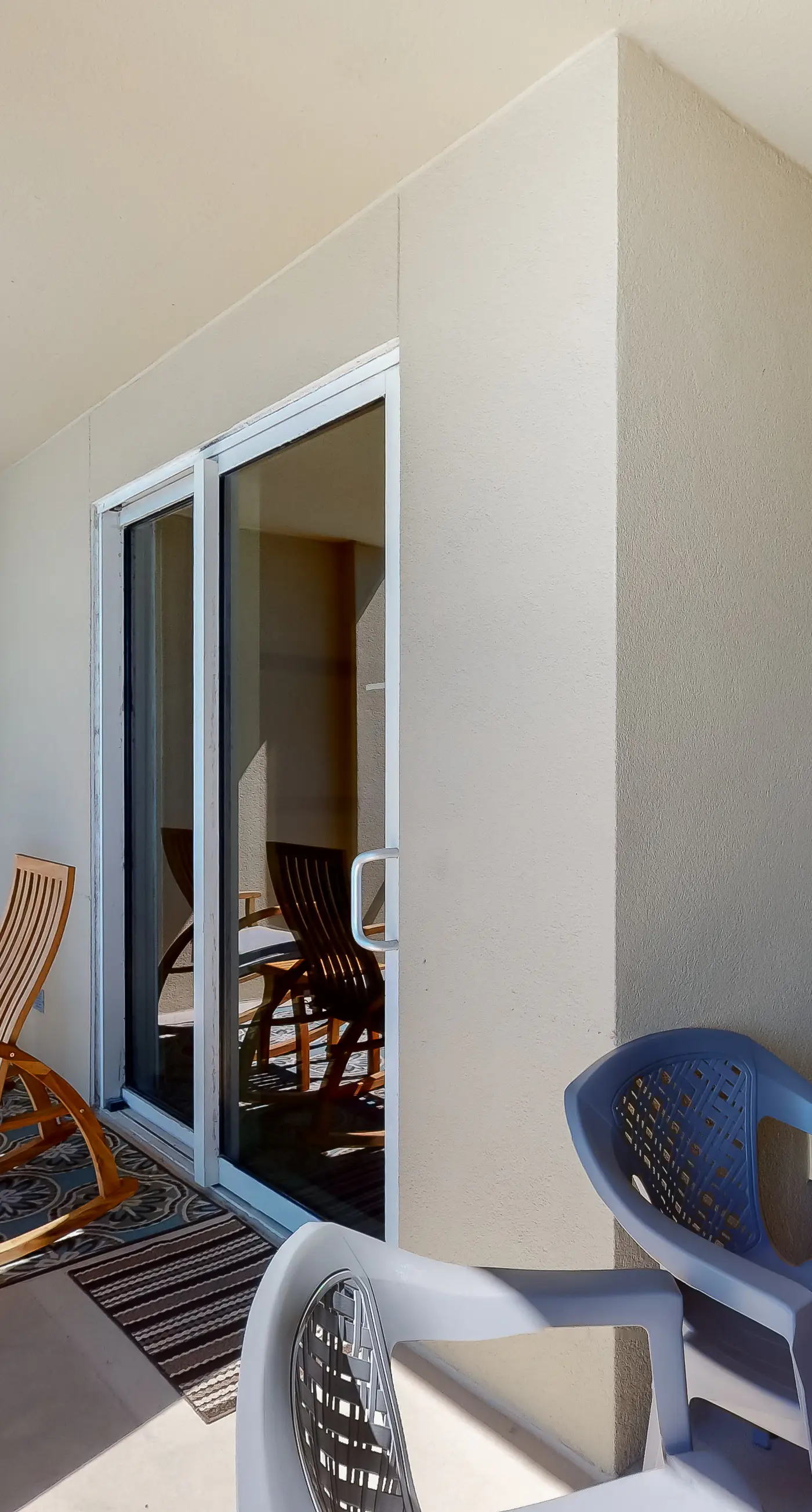 Fifth-floor beachfront condo with furnished balcony, pools, hot tub & grills