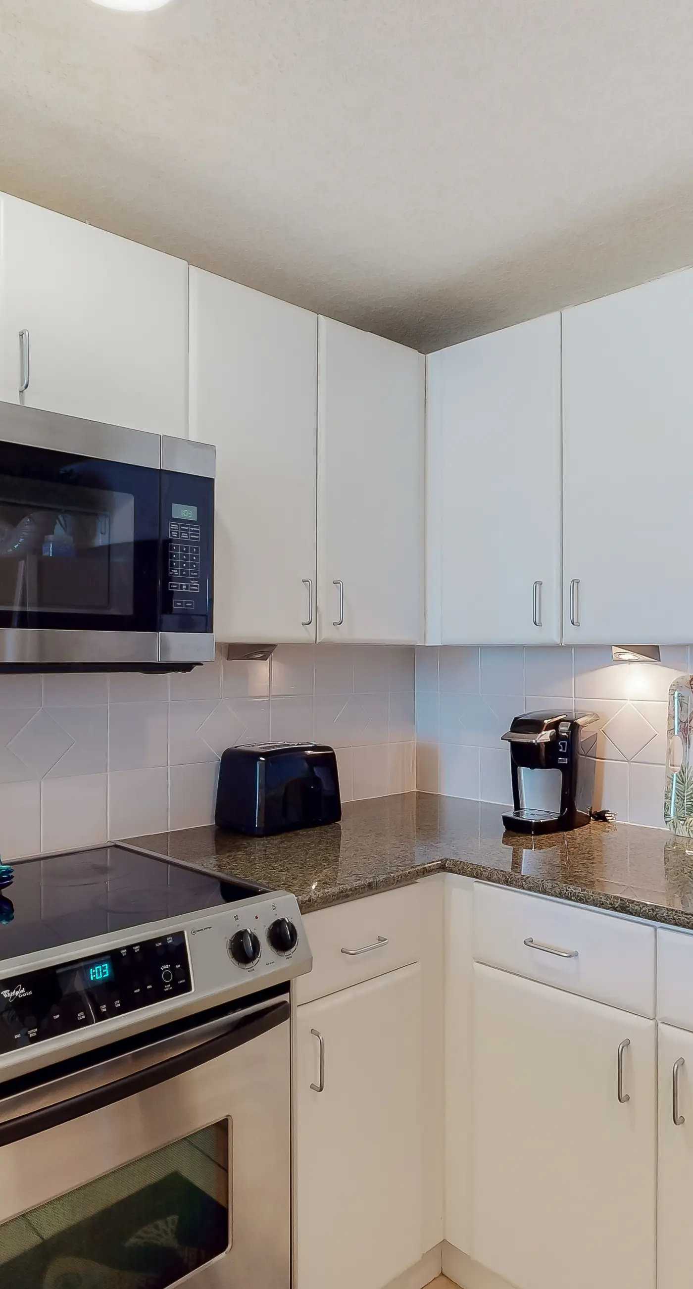 Fifth-floor beachfront condo with furnished balcony, pools, hot tub & grills