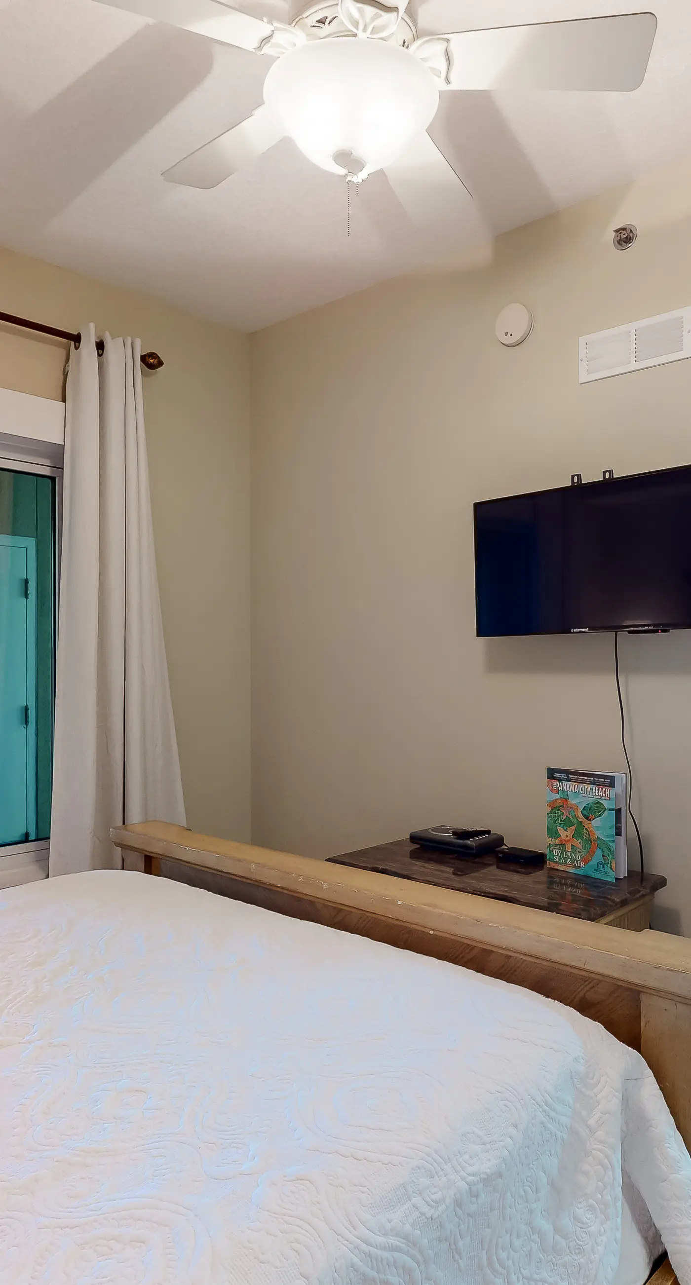 Fifth-floor beachfront condo with furnished balcony, pools, hot tub & grills