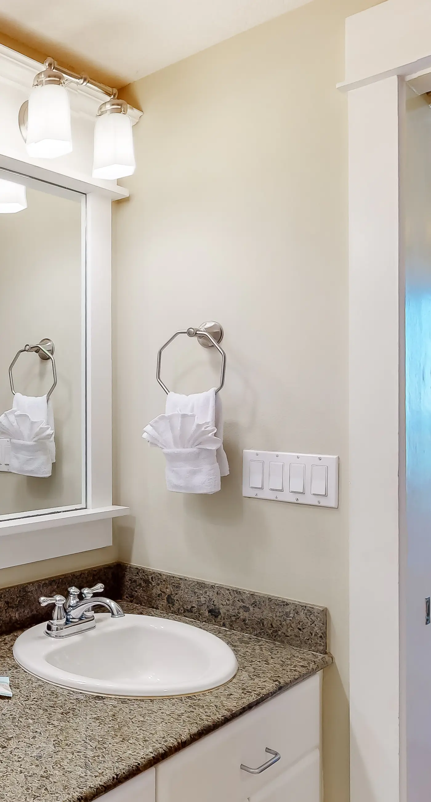 Fifth-floor beachfront condo with furnished balcony, pools, hot tub & grills