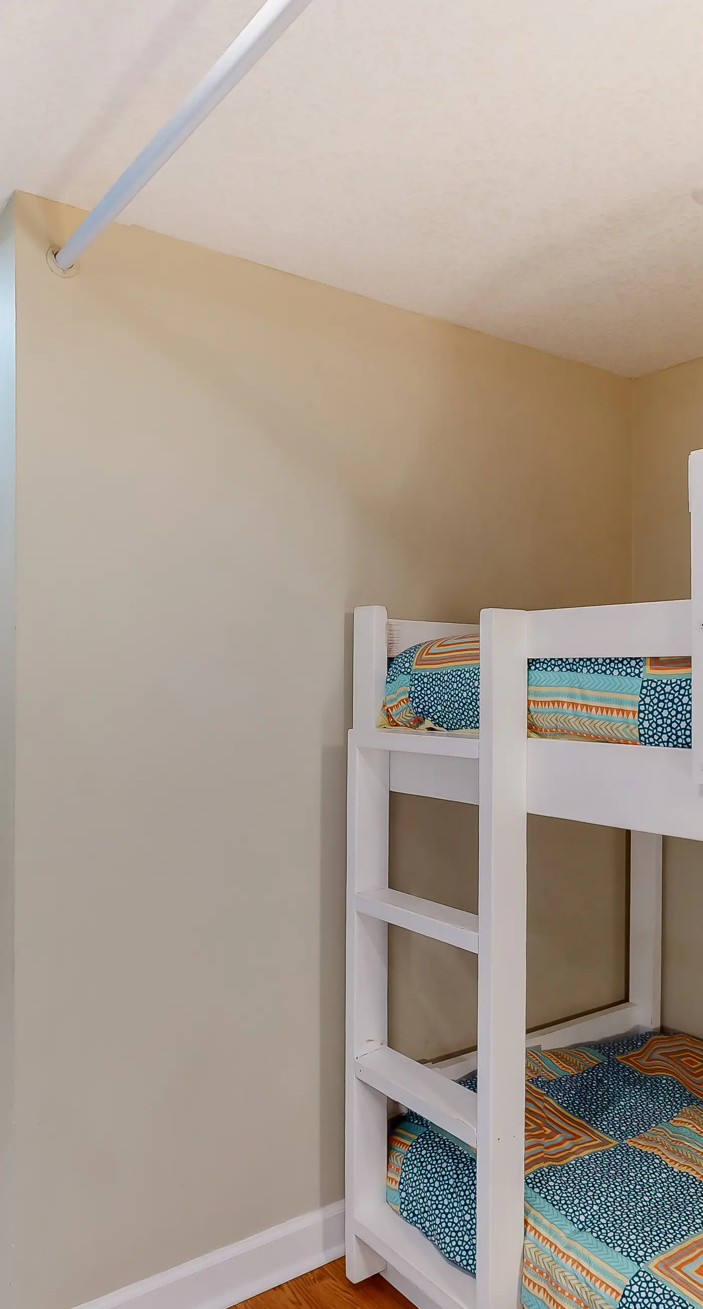 Fifth-floor beachfront condo with furnished balcony, pools, hot tub & grills