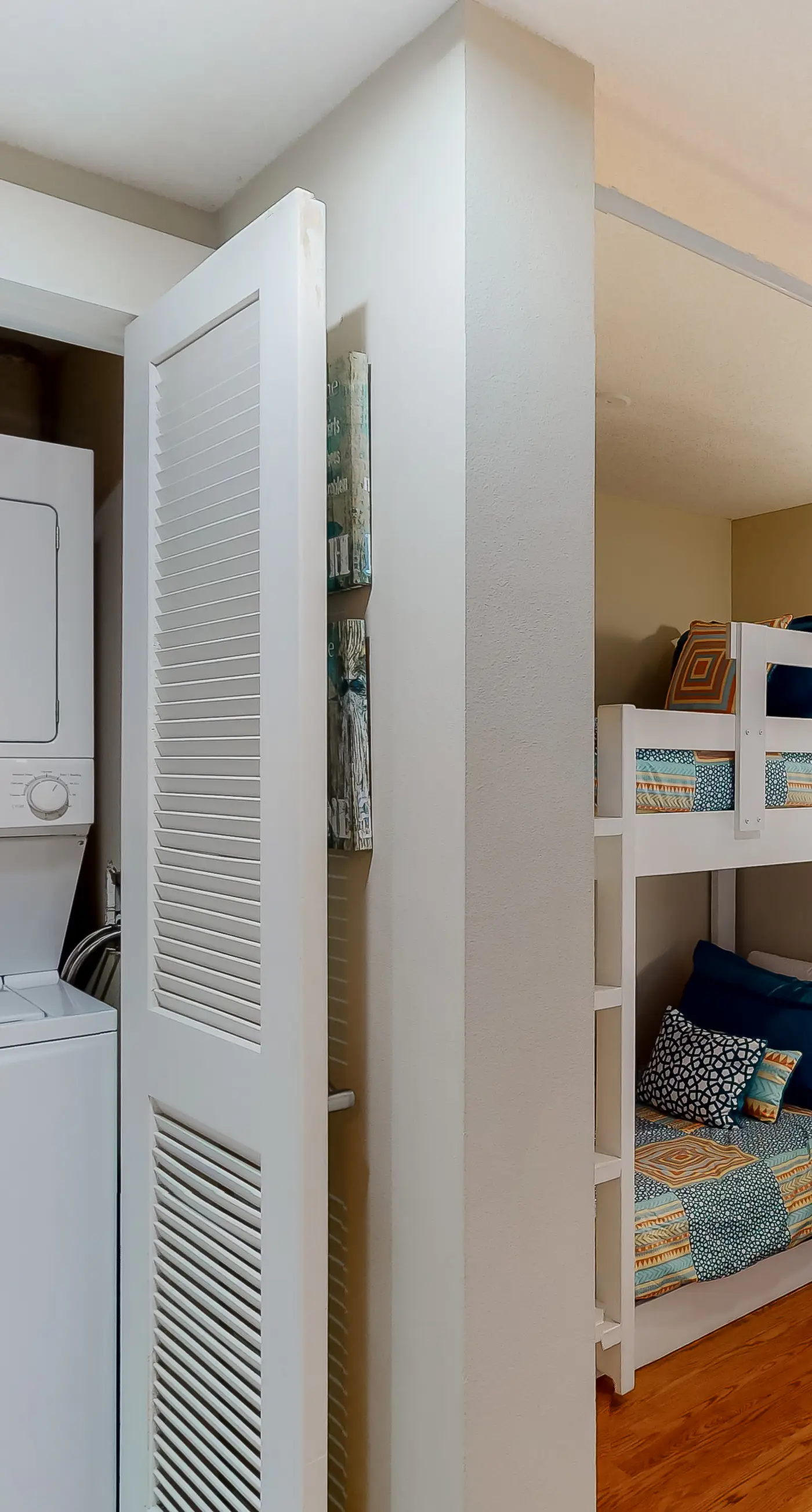 Fifth-floor beachfront condo with furnished balcony, pools, hot tub & grills