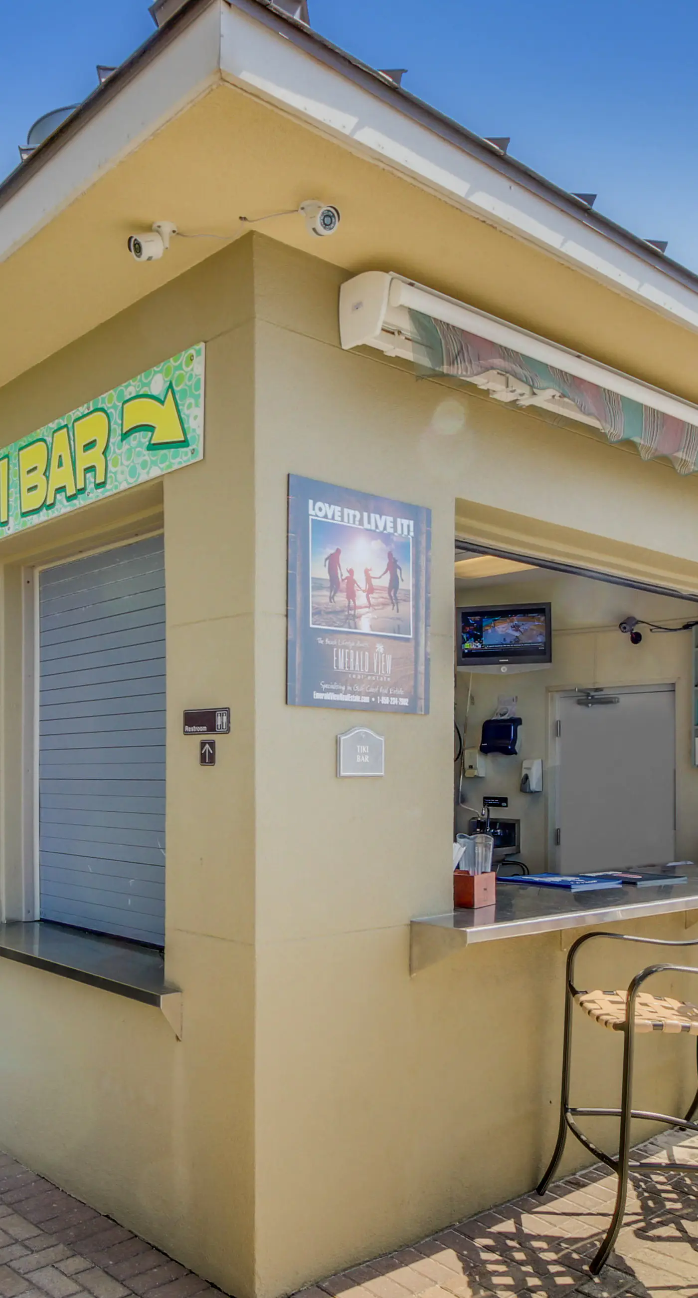 Fifth-floor beachfront condo with furnished balcony, pools, hot tub & grills