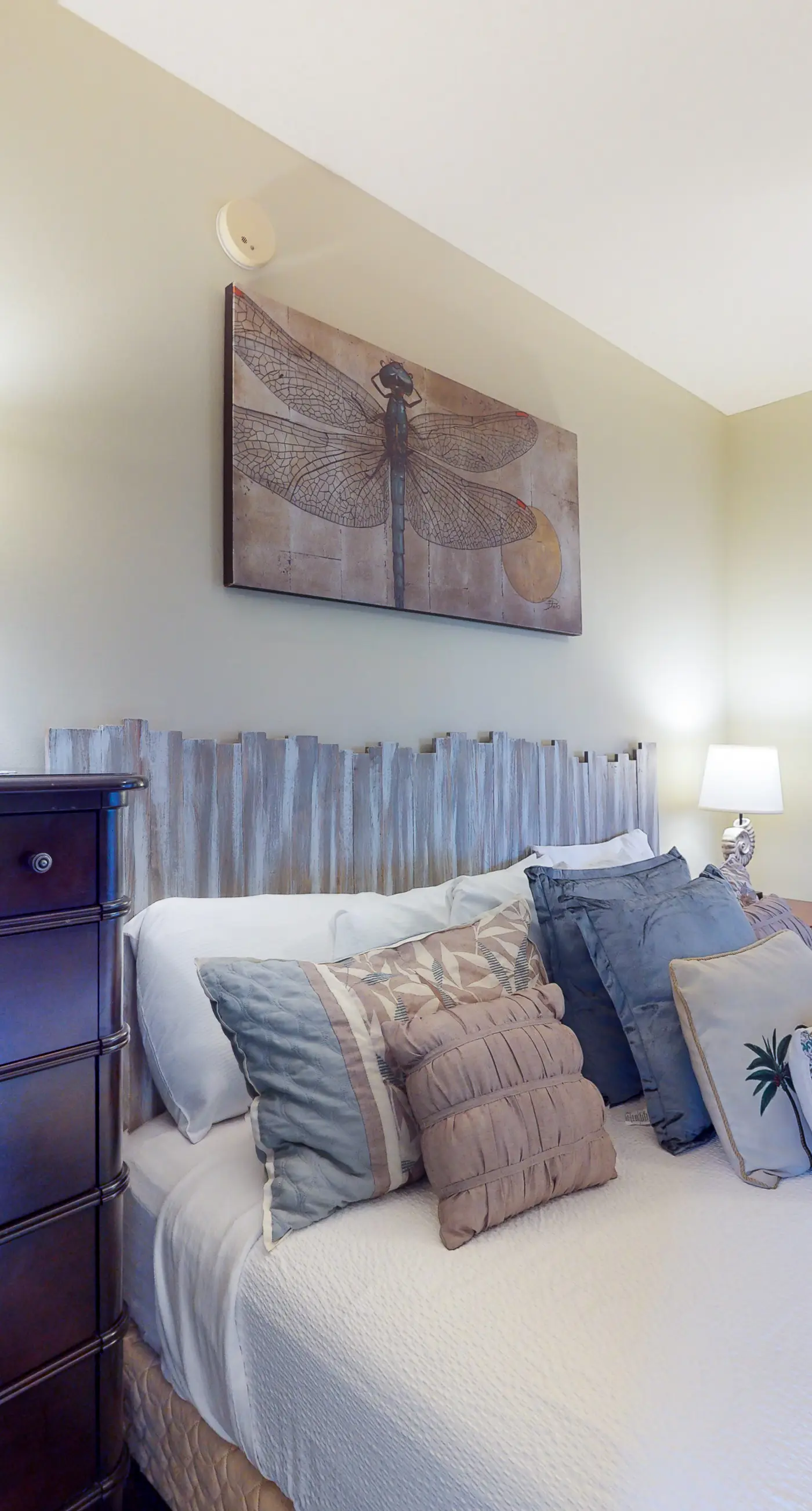 Lovely coastal condo with water views, pool, hot tub, private balcony & WD