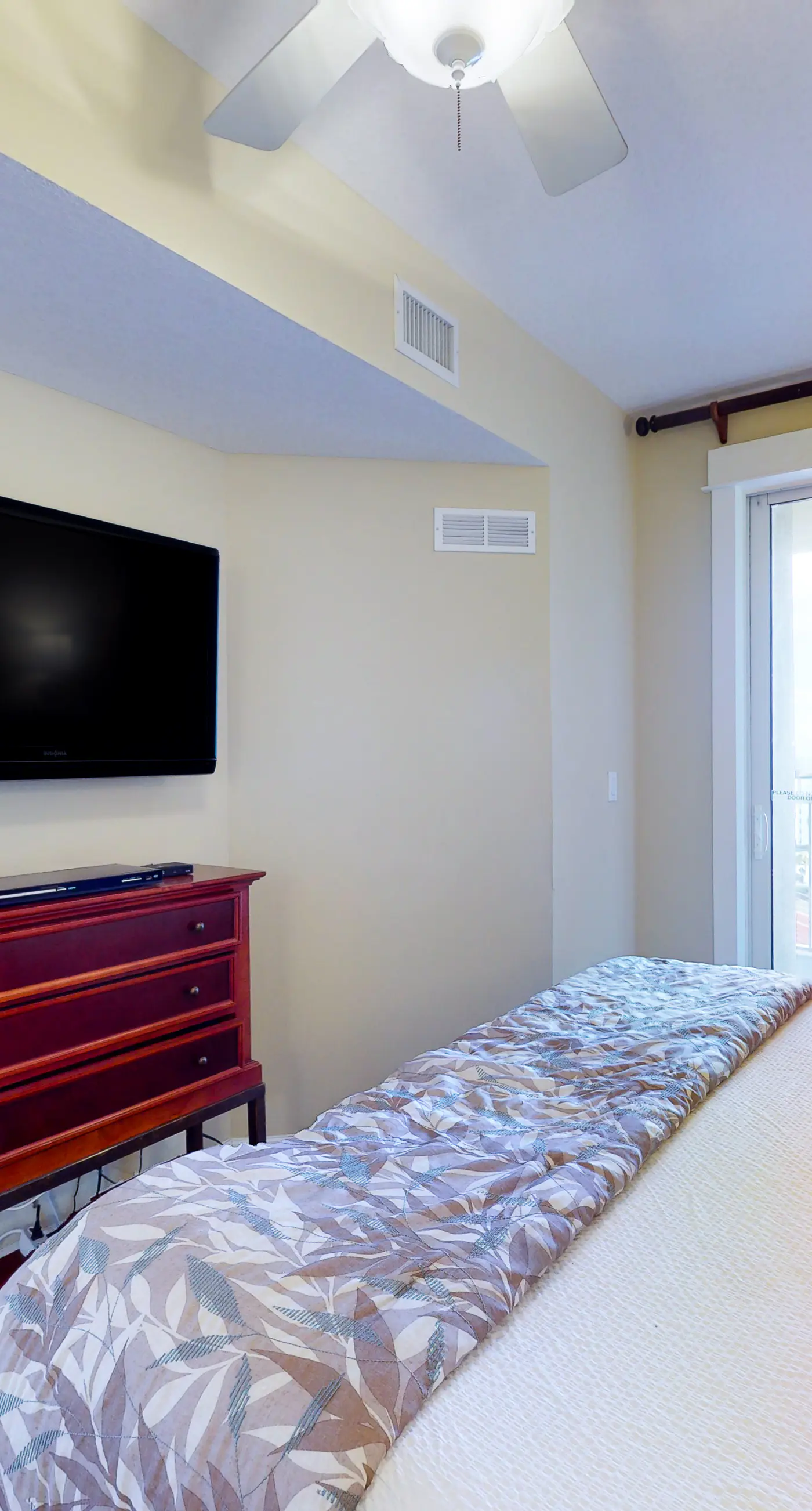 Lovely coastal condo with water views, pool, hot tub, private balcony & WD