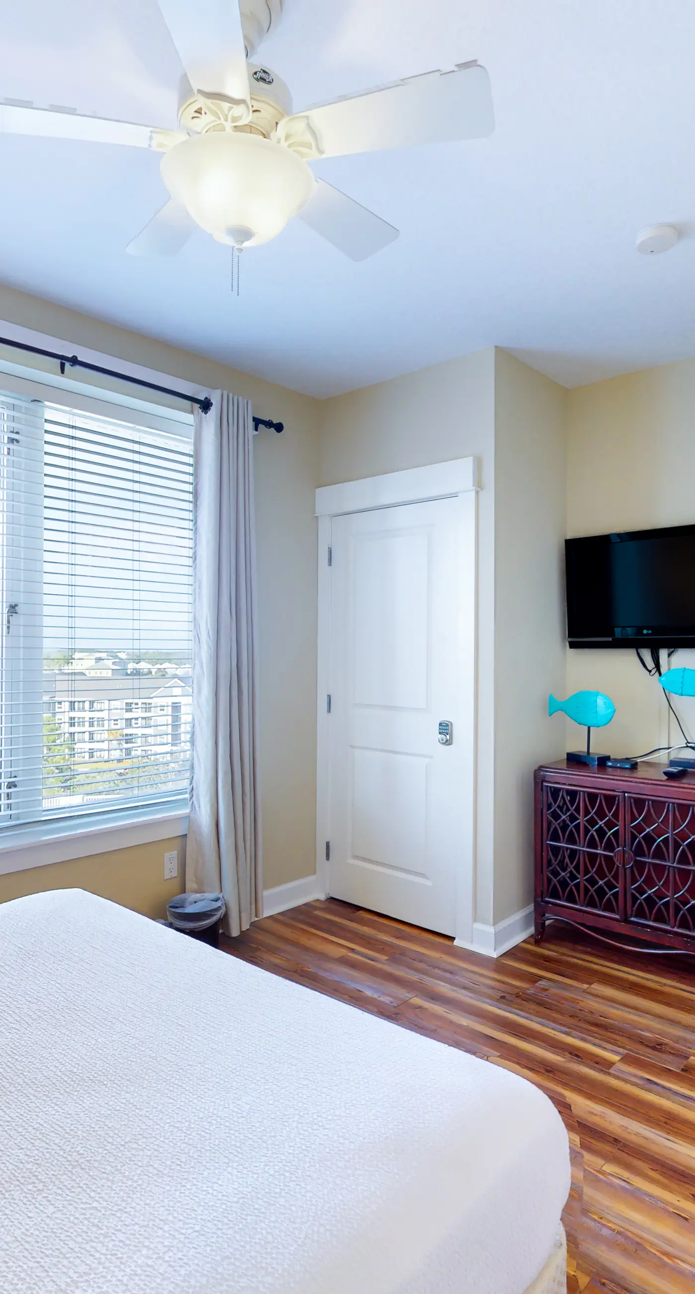 Lovely coastal condo with water views, pool, hot tub, private balcony & WD