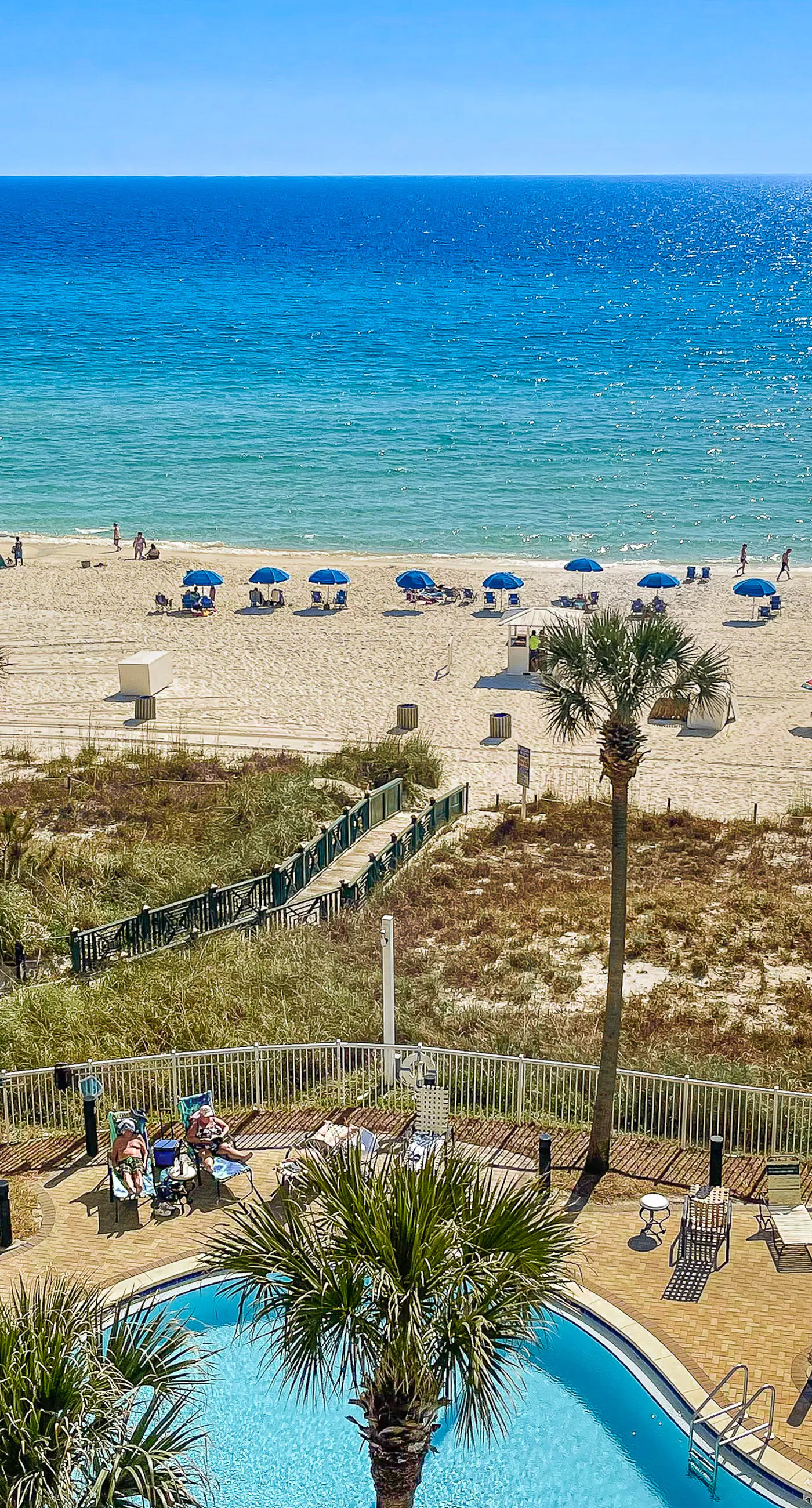 Ideal condo with balcony, gulf views, shared pools, hot tub, gym, fast WiFi & AC