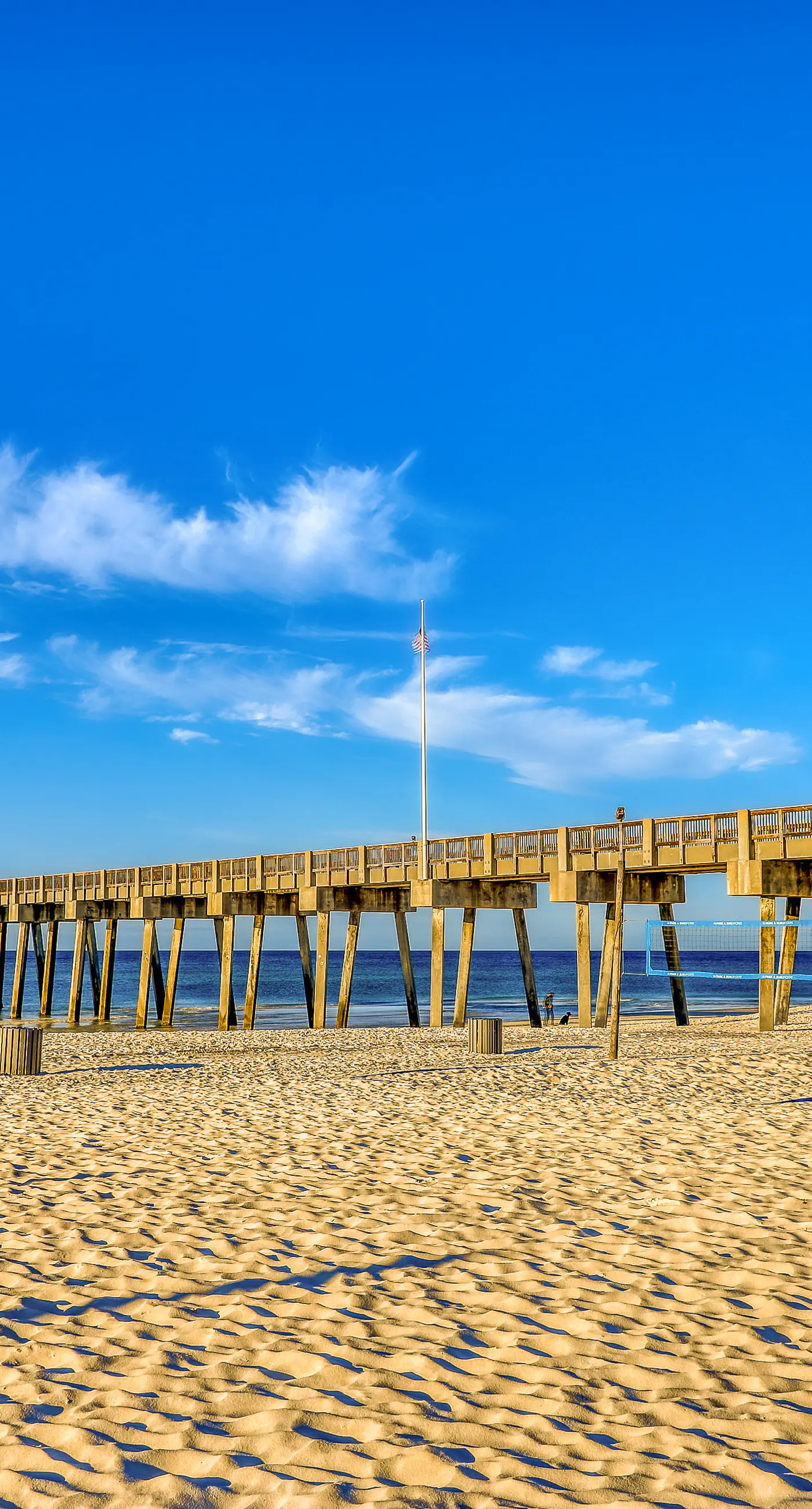 Ideal condo with balcony, gulf views, shared pools, hot tub, gym, fast WiFi & AC