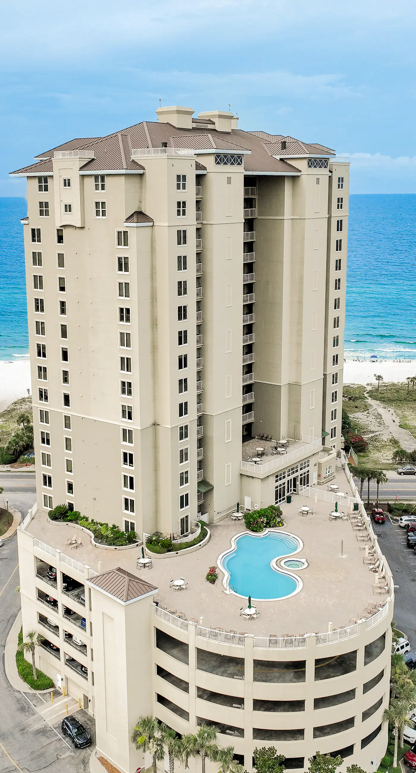 Ideal condo with balcony, gulf views, shared pools, hot tub, gym, fast WiFi & AC