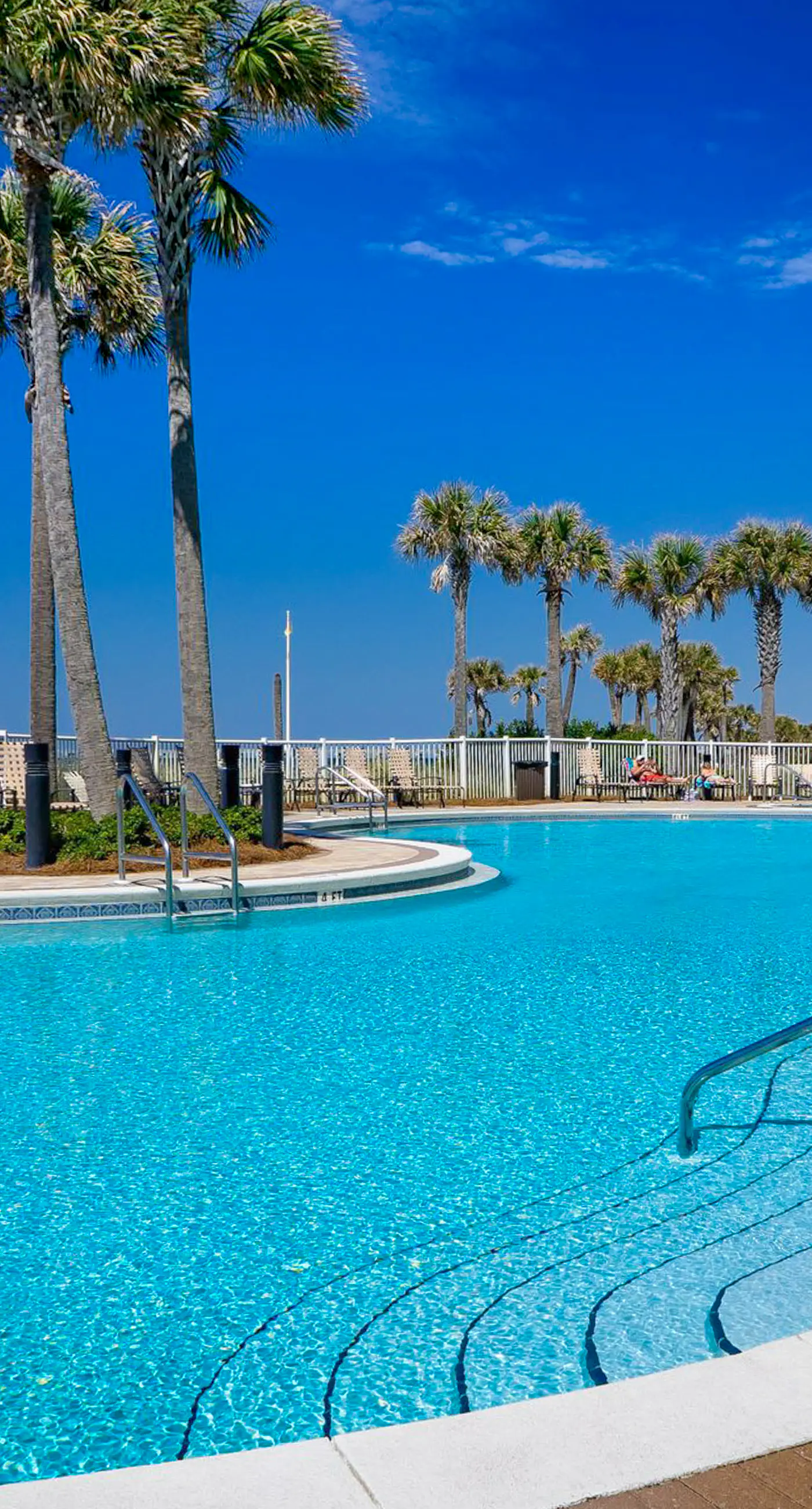 Ideal condo with balcony, gulf views, shared pools, hot tub, gym, fast WiFi & AC