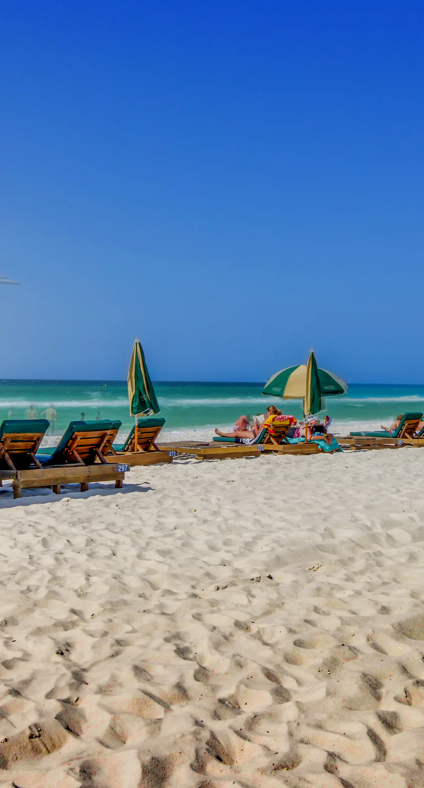 Ideal condo with balcony, gulf views, shared pools, hot tub, gym, fast WiFi & AC