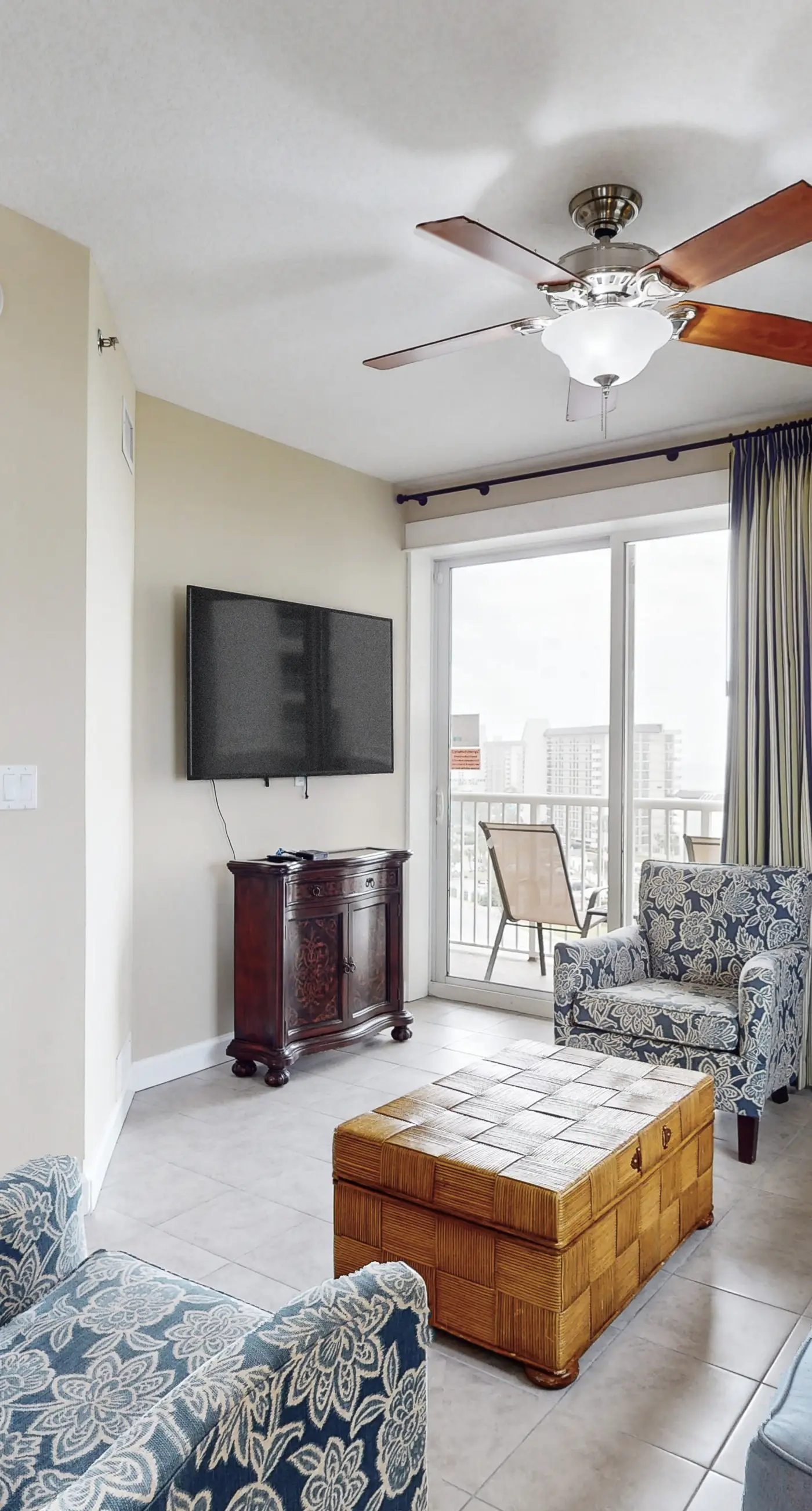 Ideal condo with balcony, gulf views, shared pools, hot tub, gym, fast WiFi & AC