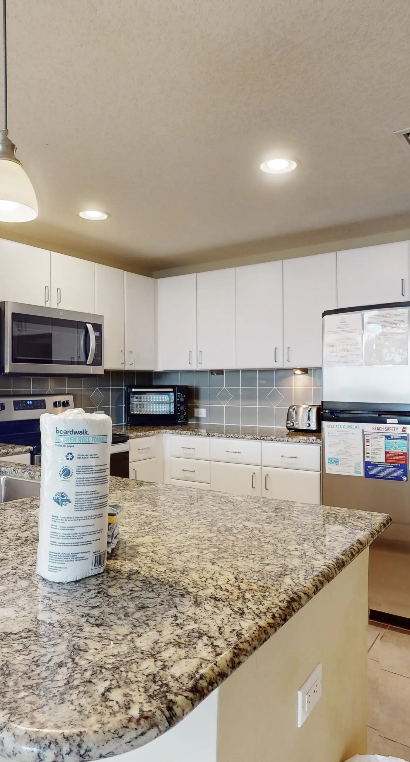 Ideal condo with balcony, gulf views, shared pools, hot tub, gym, fast WiFi & AC