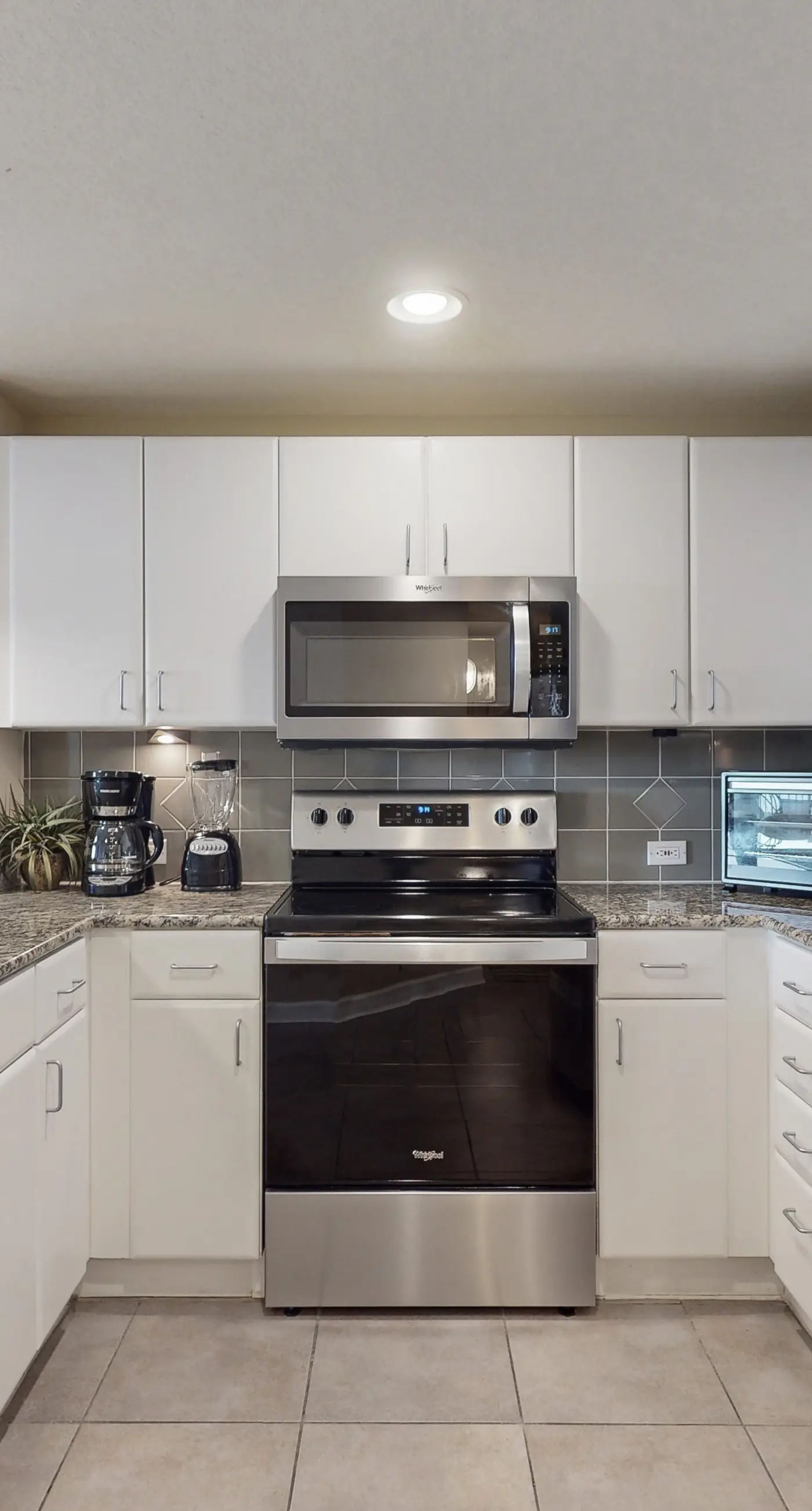 Ideal condo with balcony, gulf views, shared pools, hot tub, gym, fast WiFi & AC