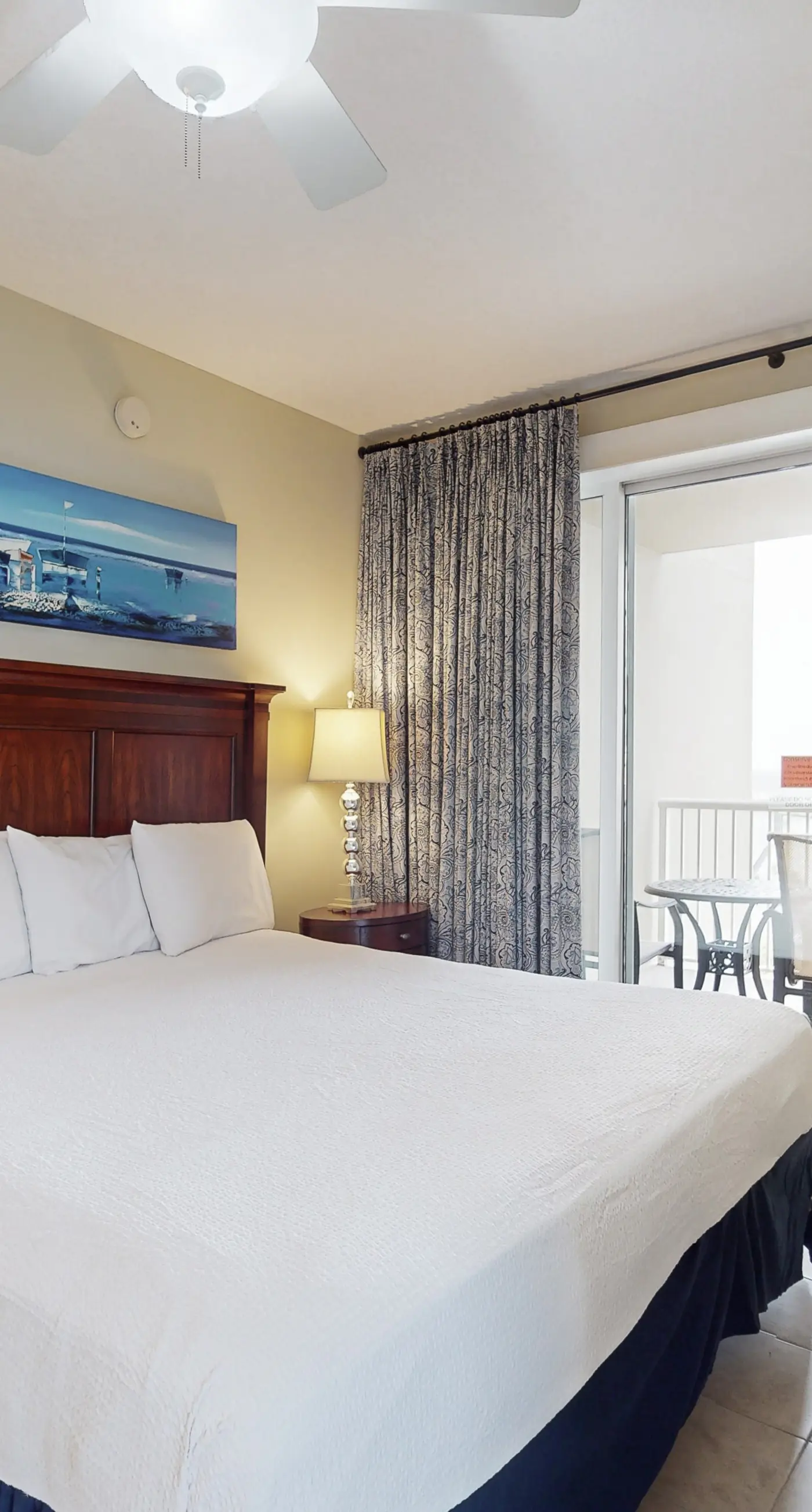 Ideal condo with balcony, gulf views, shared pools, hot tub, gym, fast WiFi & AC