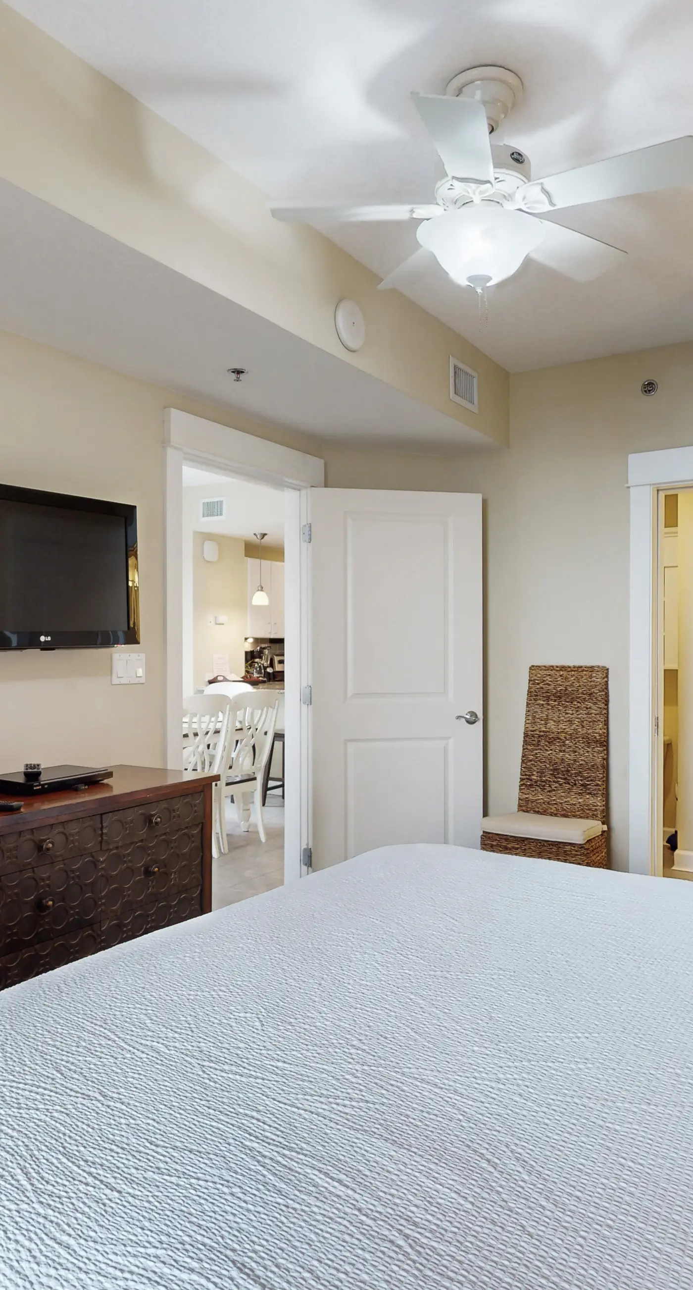 Ideal condo with balcony, gulf views, shared pools, hot tub, gym, fast WiFi & AC