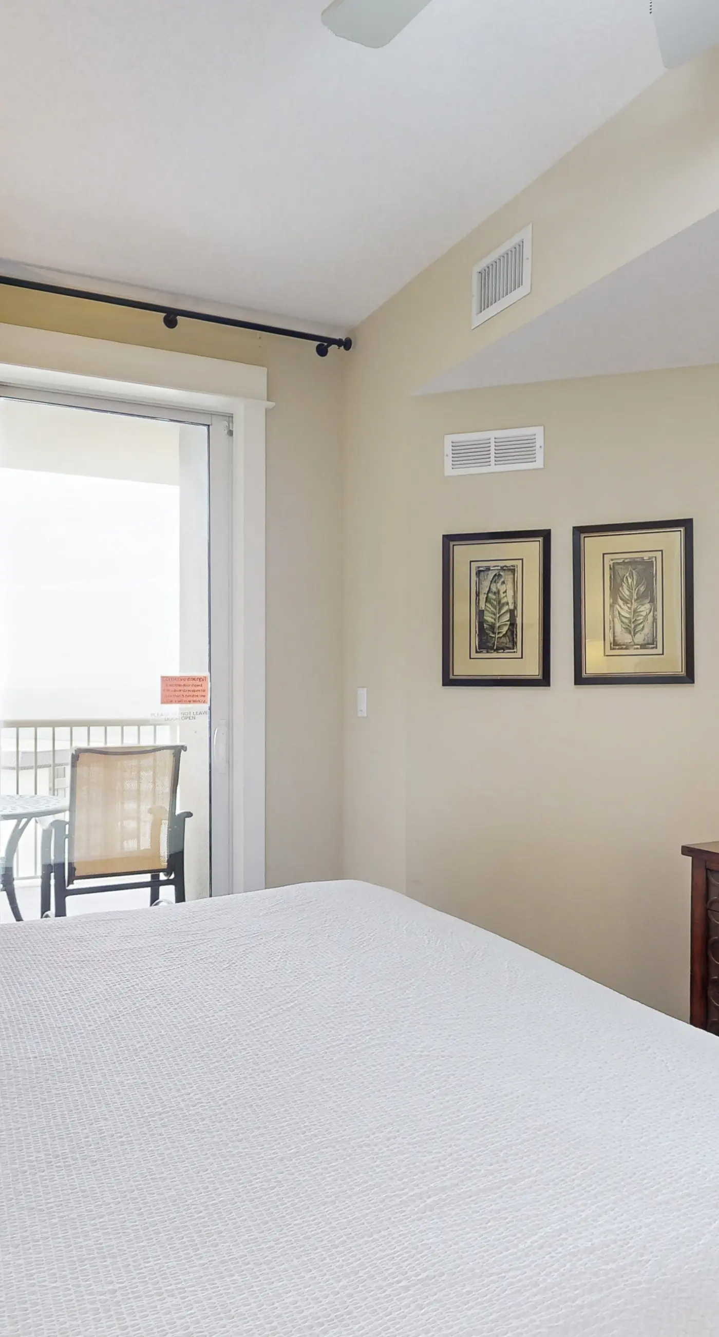 Ideal condo with balcony, gulf views, shared pools, hot tub, gym, fast WiFi & AC