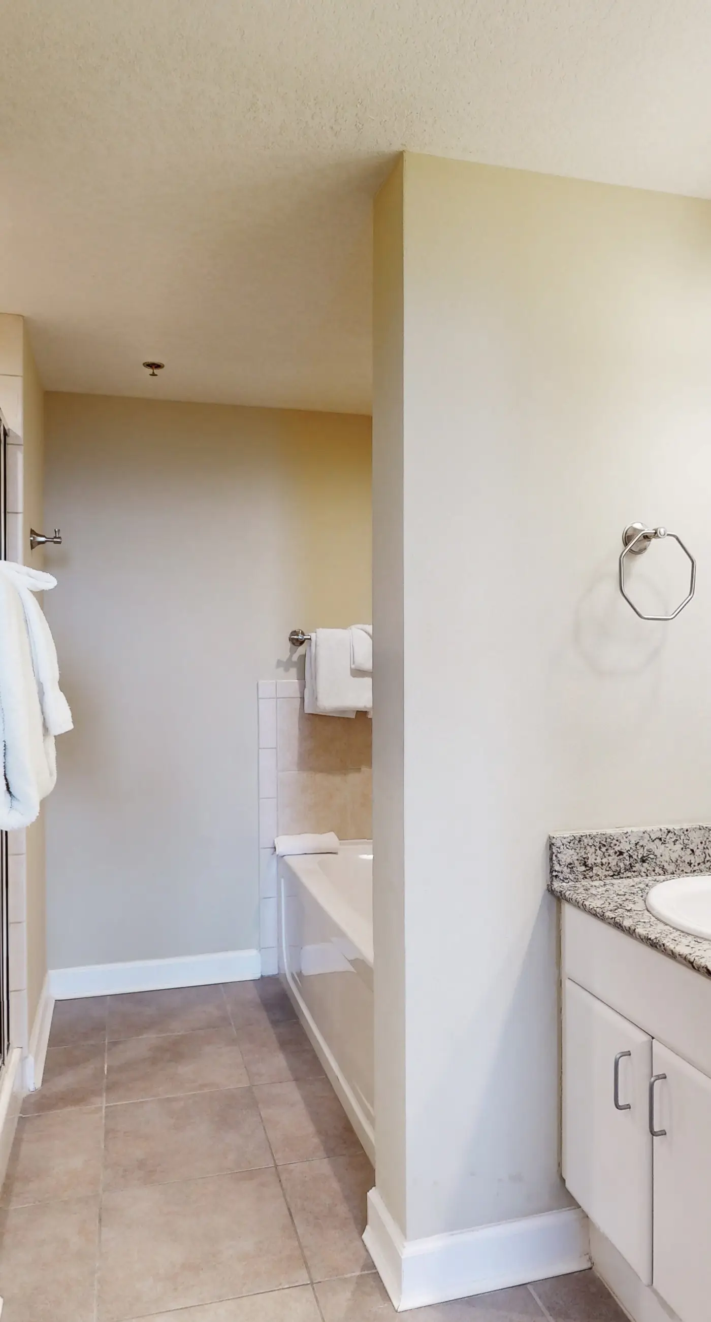 Ideal condo with balcony, gulf views, shared pools, hot tub, gym, fast WiFi & AC