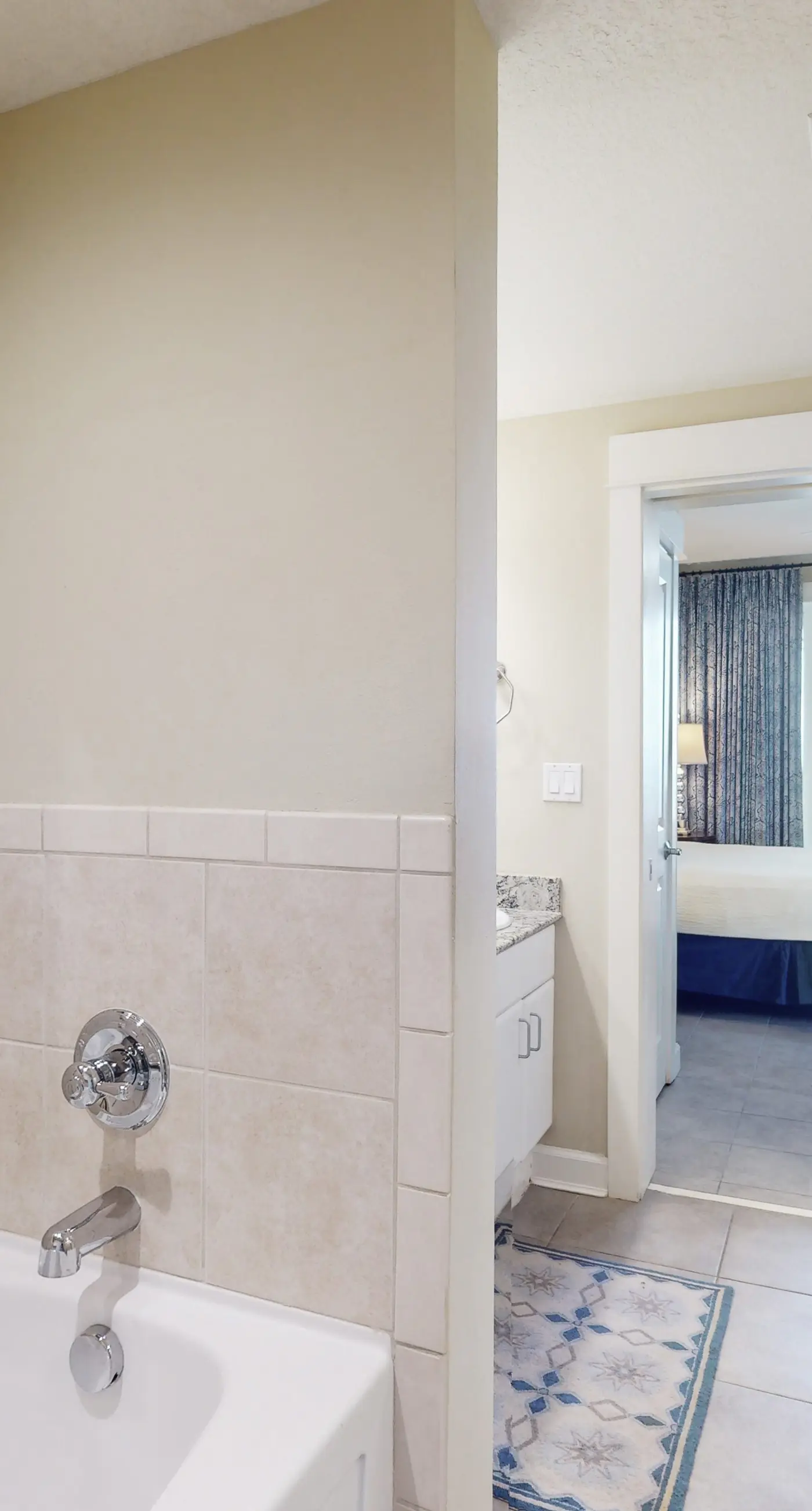 Ideal condo with balcony, gulf views, shared pools, hot tub, gym, fast WiFi & AC
