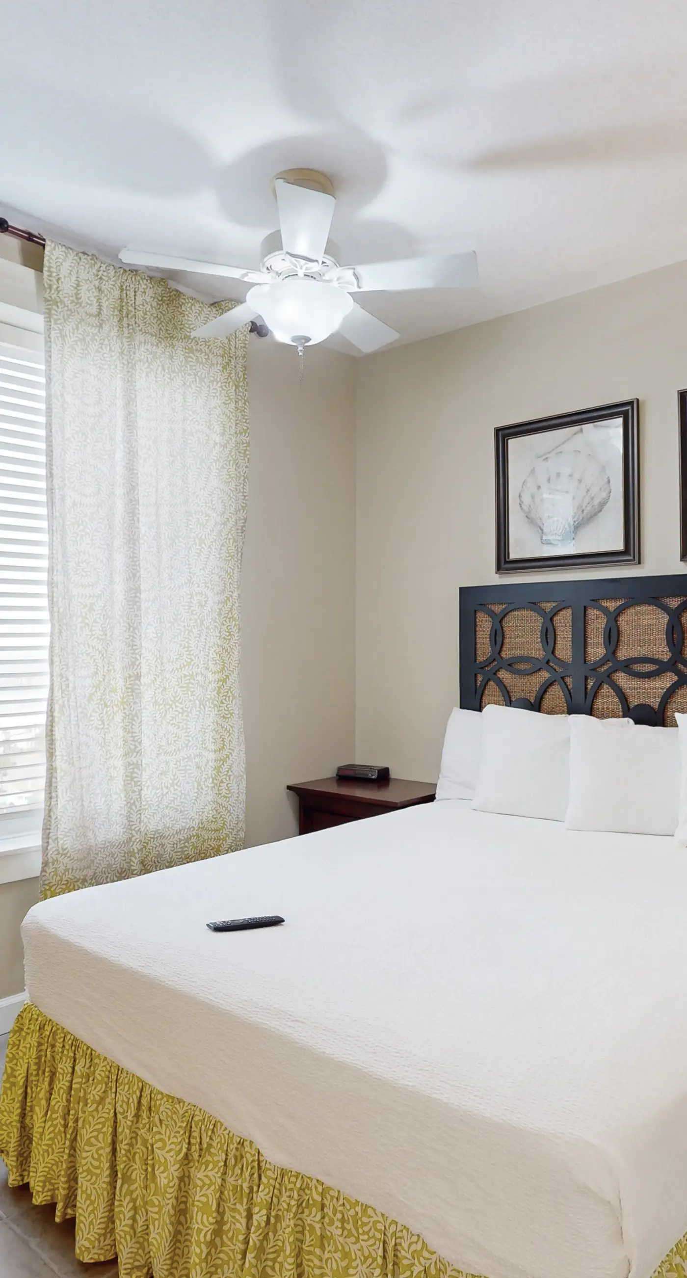 Ideal condo with balcony, gulf views, shared pools, hot tub, gym, fast WiFi & AC