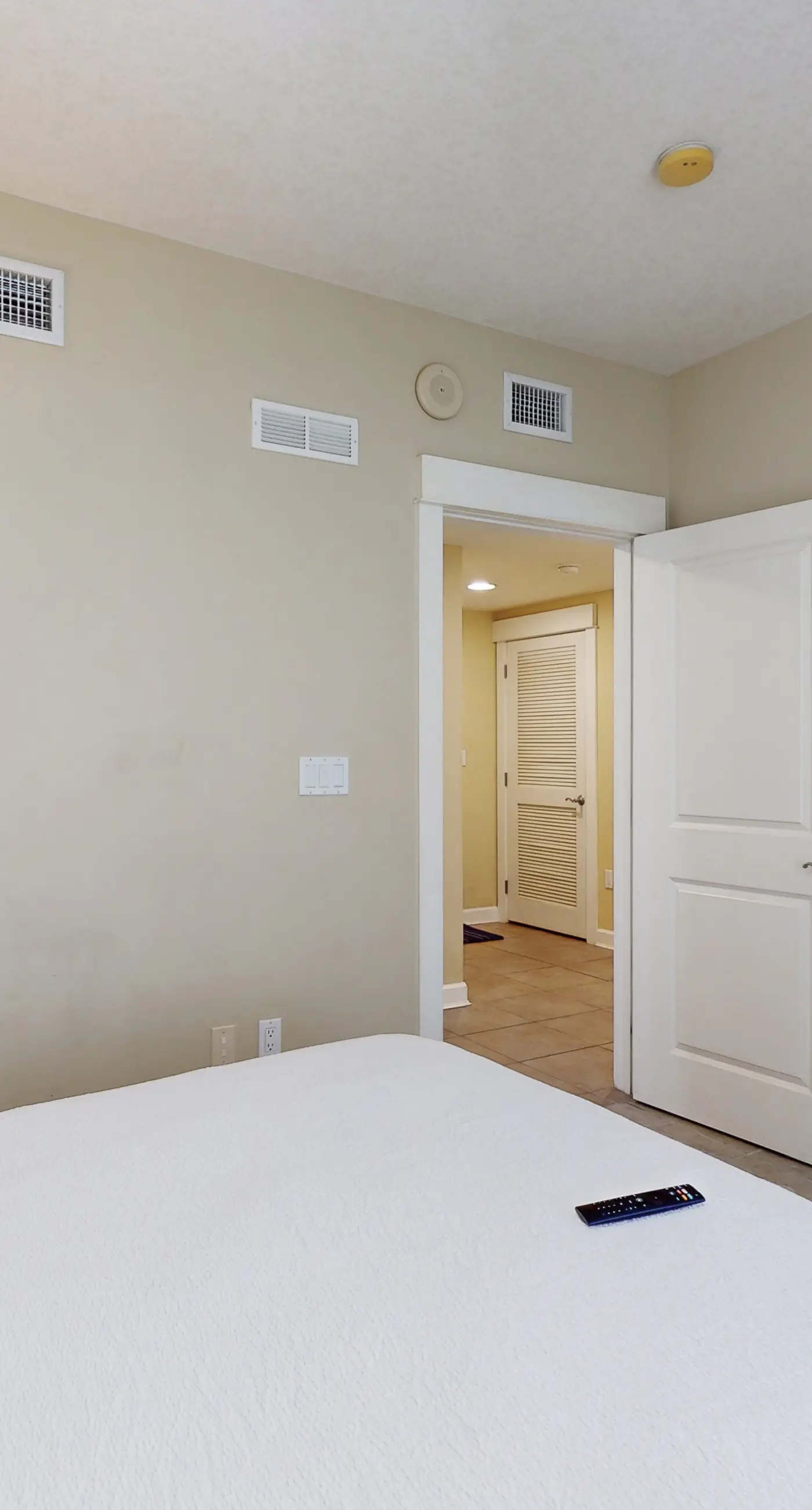 Ideal condo with balcony, gulf views, shared pools, hot tub, gym, fast WiFi & AC