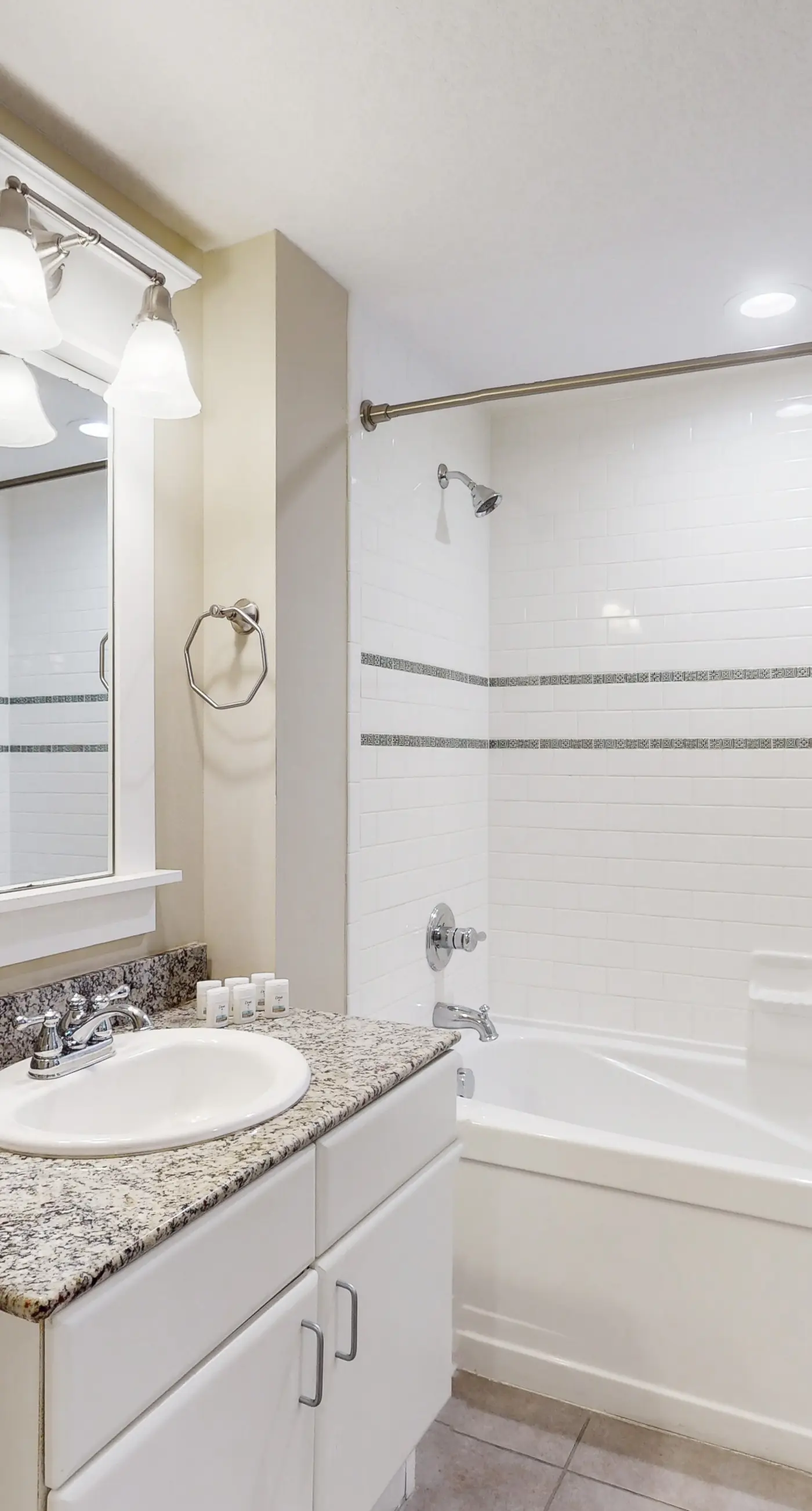 Ideal condo with balcony, gulf views, shared pools, hot tub, gym, fast WiFi & AC