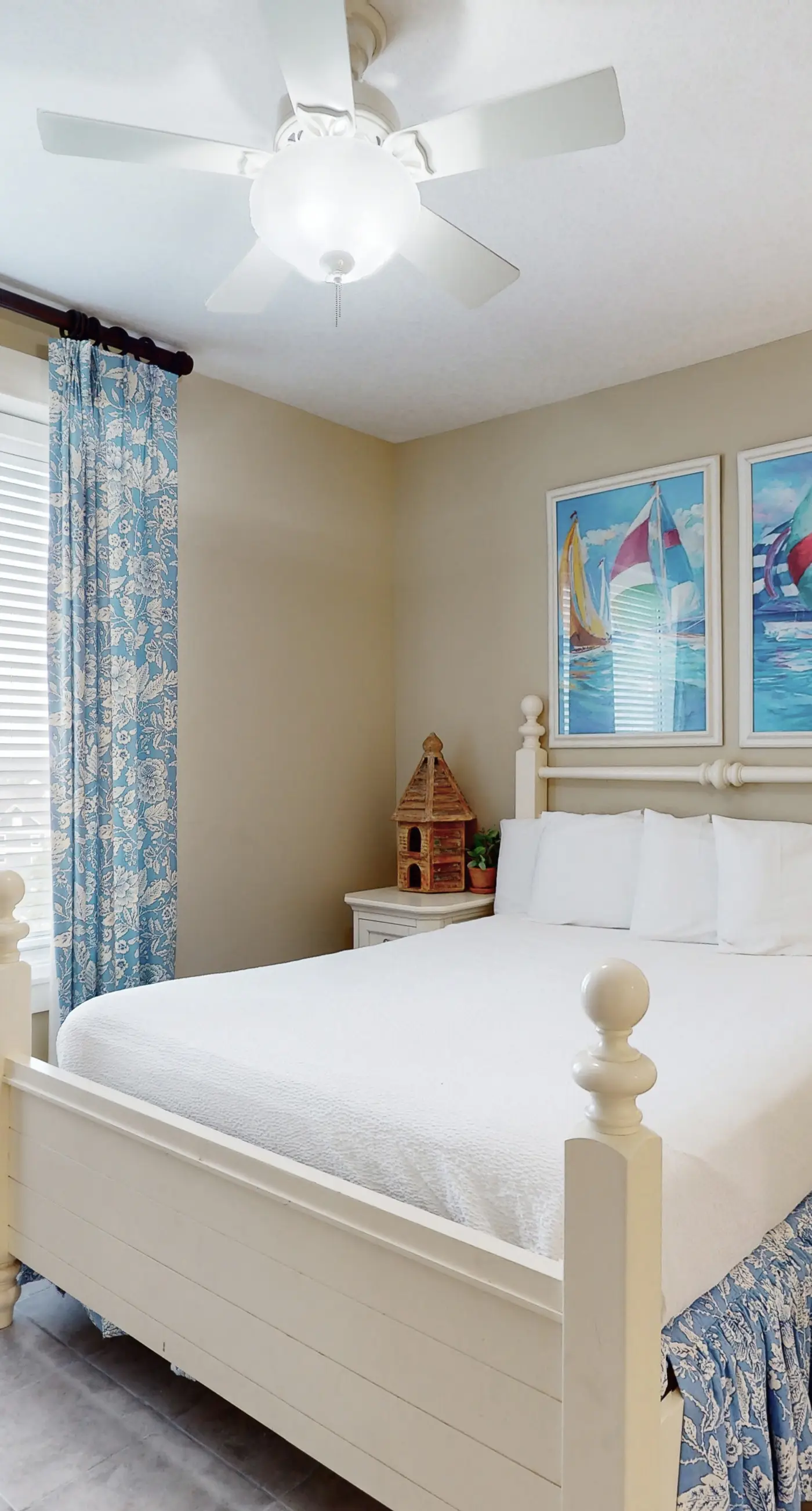 Ideal condo with balcony, gulf views, shared pools, hot tub, gym, fast WiFi & AC