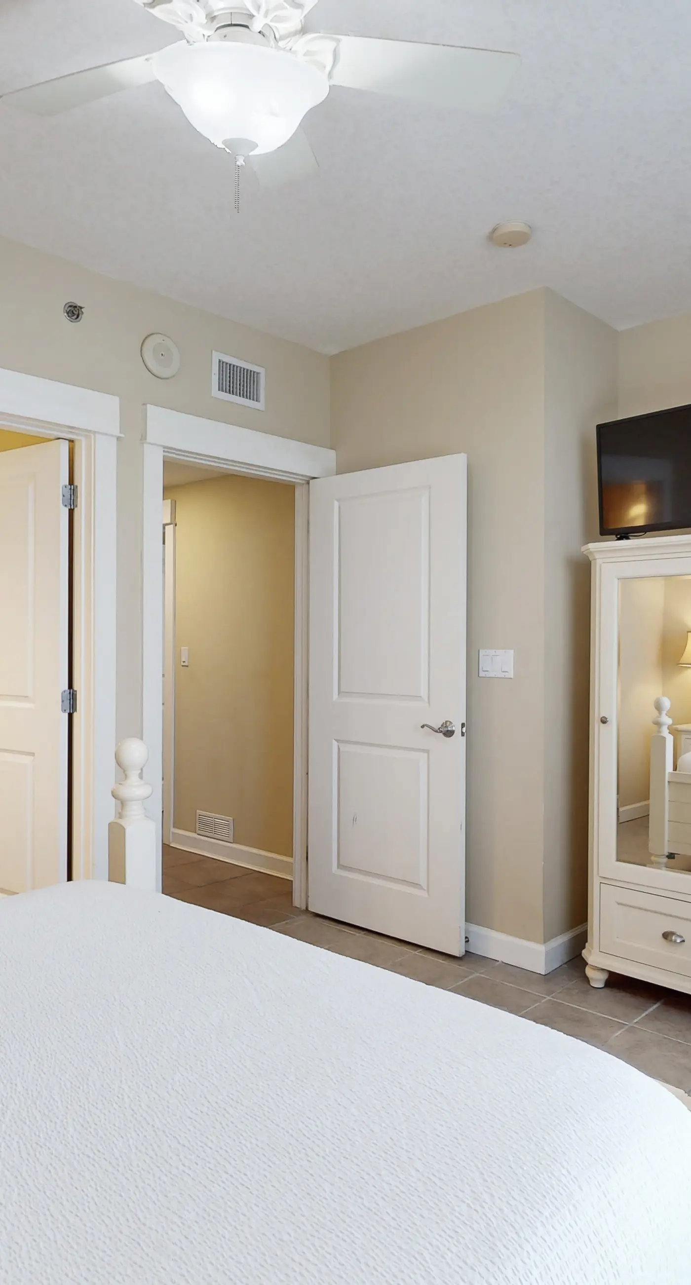 Ideal condo with balcony, gulf views, shared pools, hot tub, gym, fast WiFi & AC