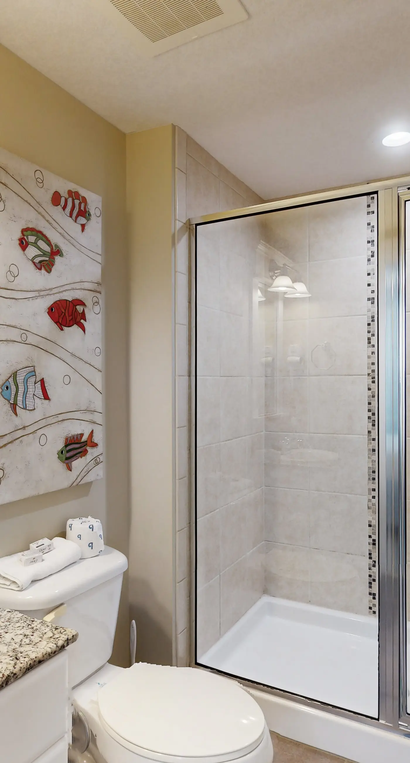 Ideal condo with balcony, gulf views, shared pools, hot tub, gym, fast WiFi & AC