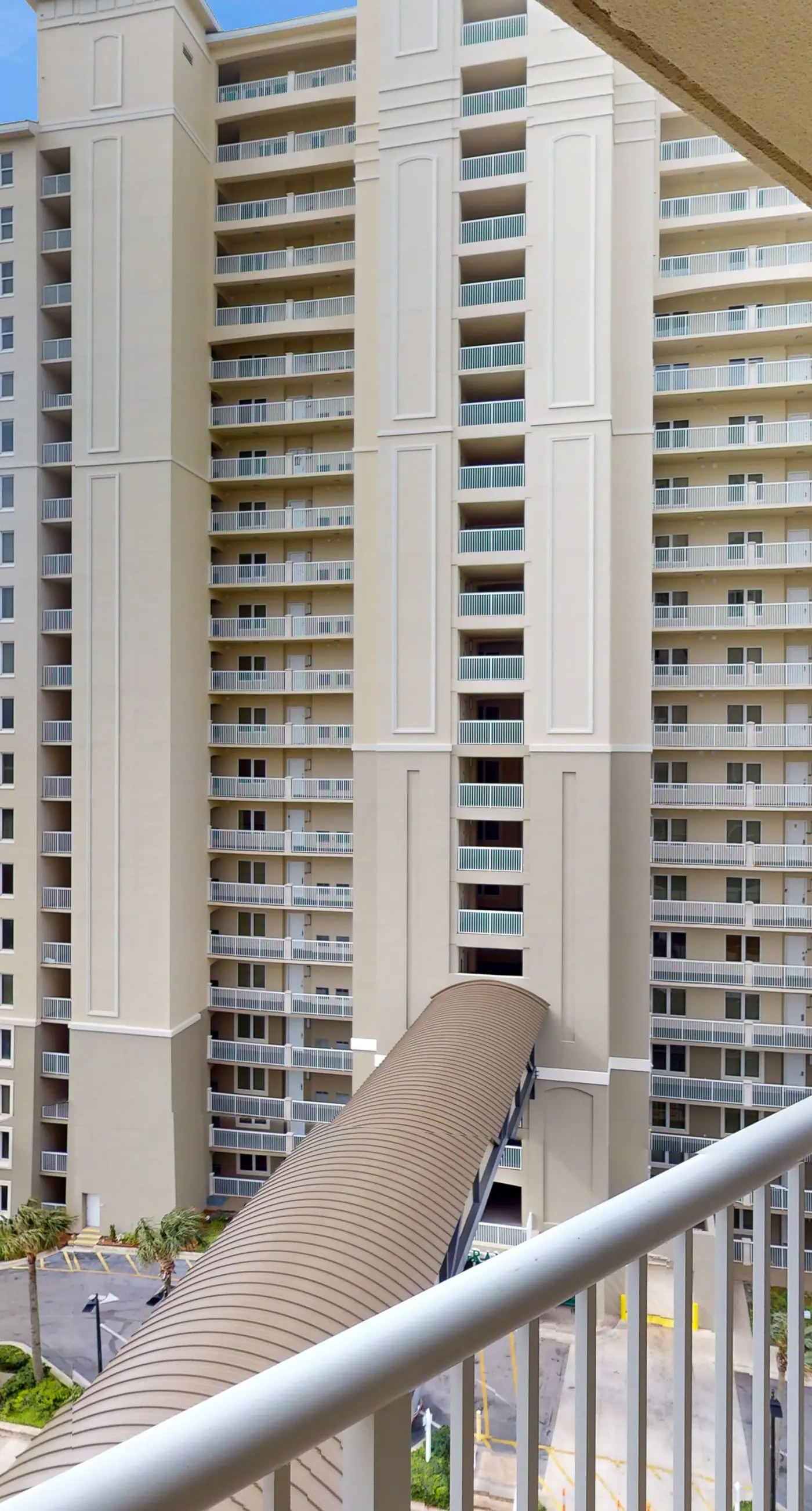 Ideal condo with balcony, gulf views, shared pools, hot tub, gym, fast WiFi & AC
