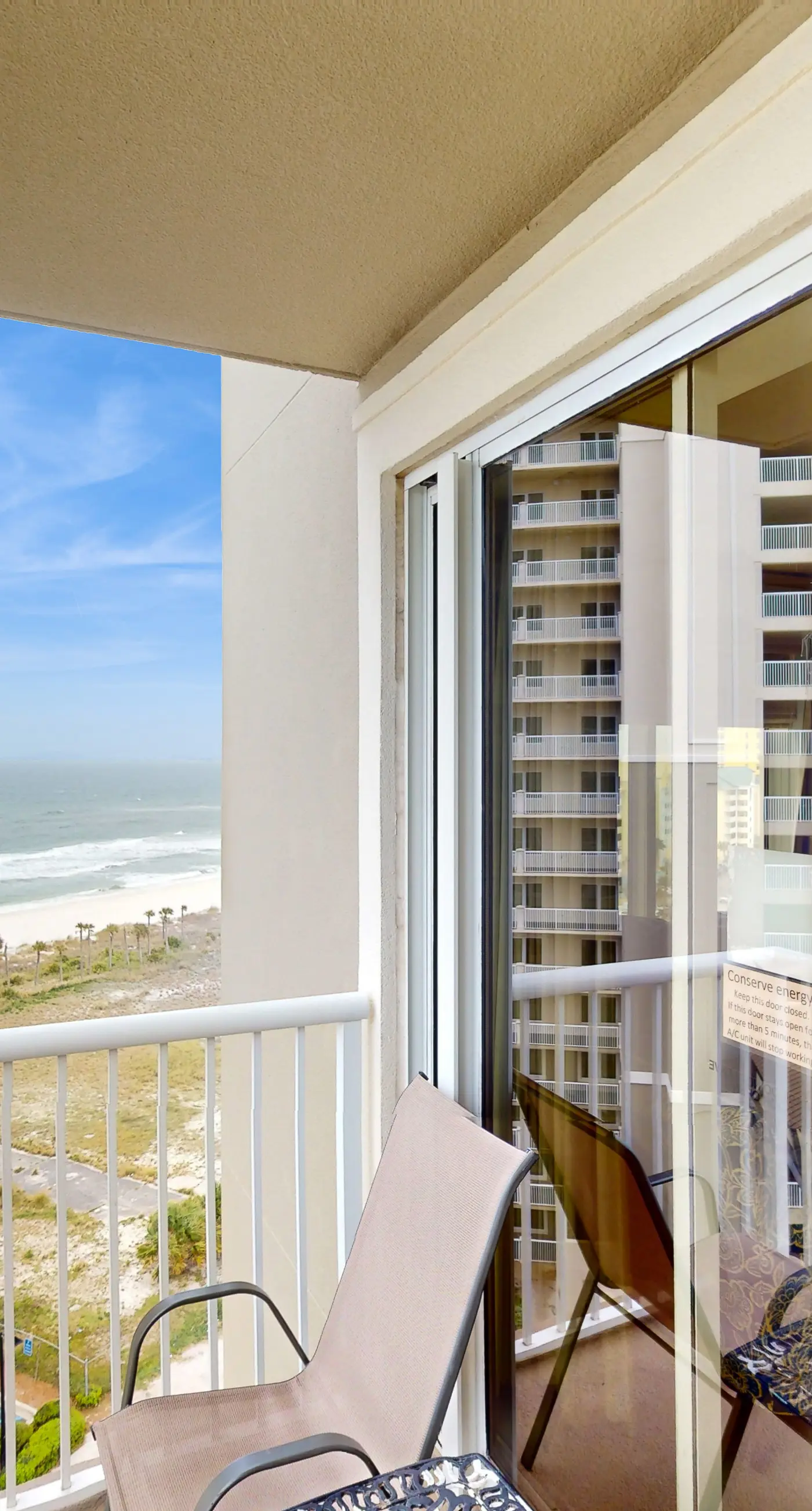 Ideal condo with balcony, gulf views, shared pools, hot tub, gym, fast WiFi & AC