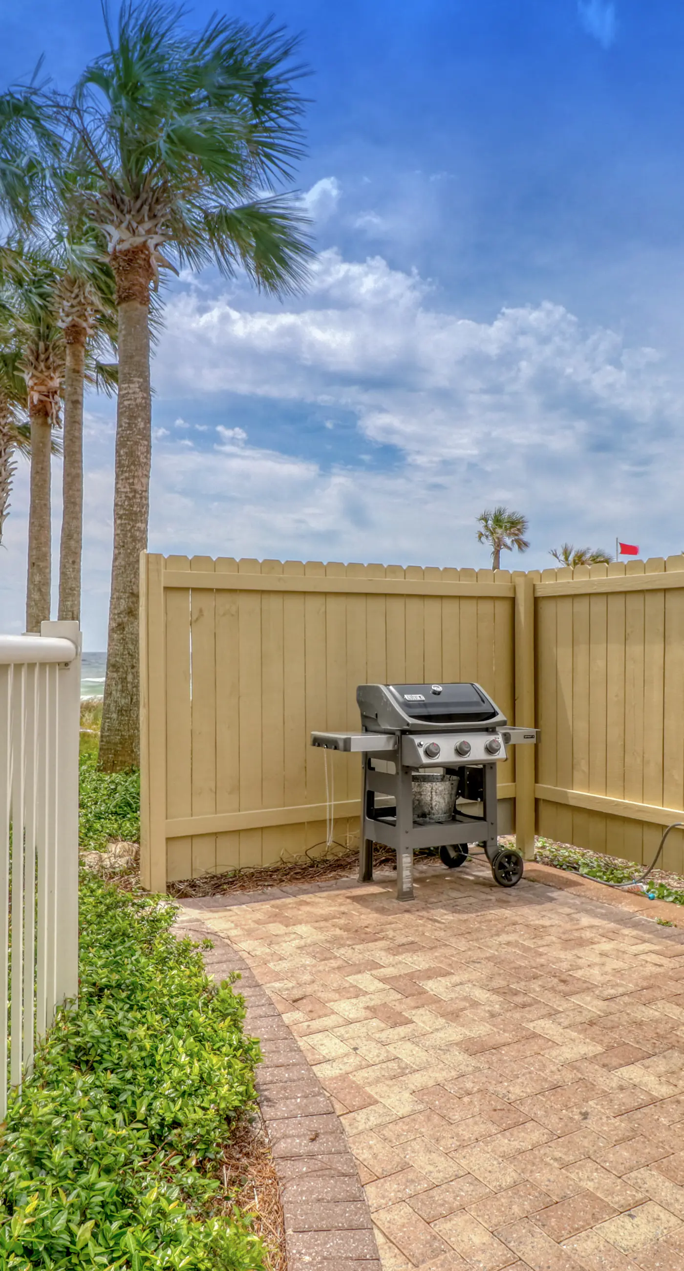 Ideal condo with balcony, gulf views, shared pools, hot tub, gym, fast WiFi & AC