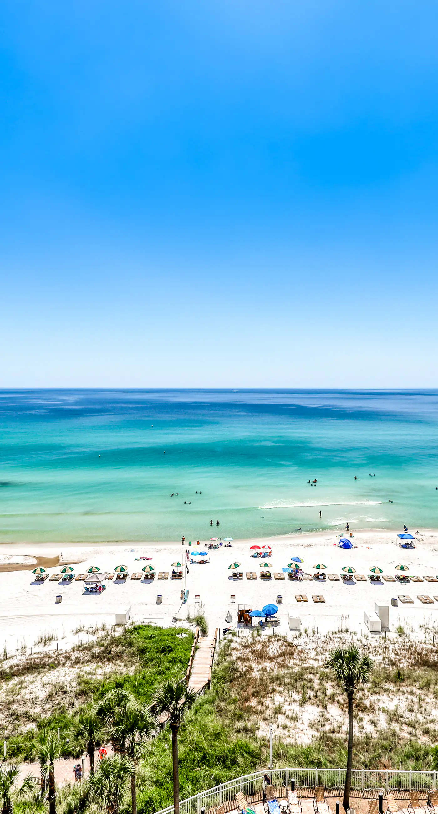 Ideal condo with balcony, gulf views, shared pools, hot tub, gym, fast WiFi & AC
